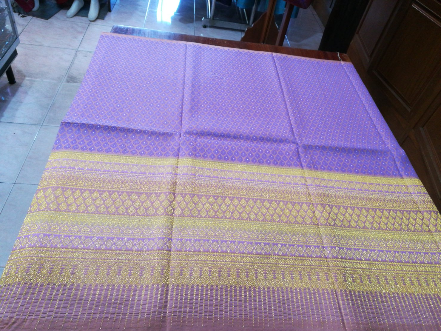 ซิ่น ผ้าไหมยกสุรินทร์ ไหมแท้ 32ตะกอ มีหน้านาง เกาะเชิงดิ้นทอง ขนาด1x2เมตร พื้นสีม่วง รหัส N11-NY-1221664