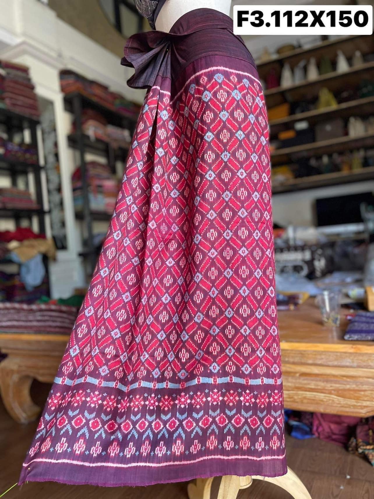 ซิ่น พระตะบอง ไหมบ้านสาวมือ ย้อมสีธรรมชาติ ขนาด 112x150ซม พื้นสีม่วงแดง รหัส N9-SIL-F3