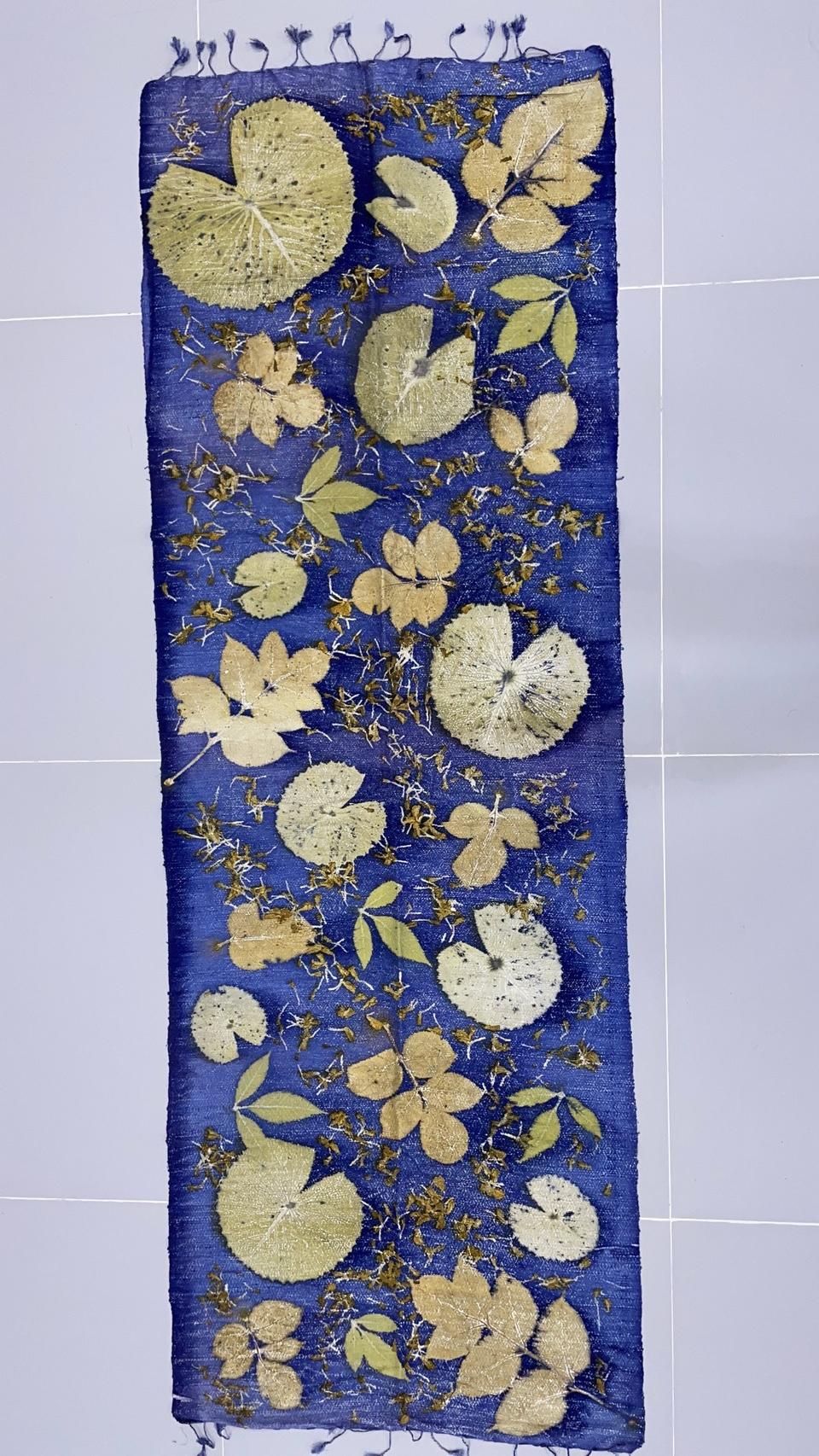 ผ้าคลุมไหล่ผ้าไหม Eco print เนื้อยกดอก มีชายครุย ขนาด 60x180ซม. สีน้ำเงิน รหัส ECO-82-1114688