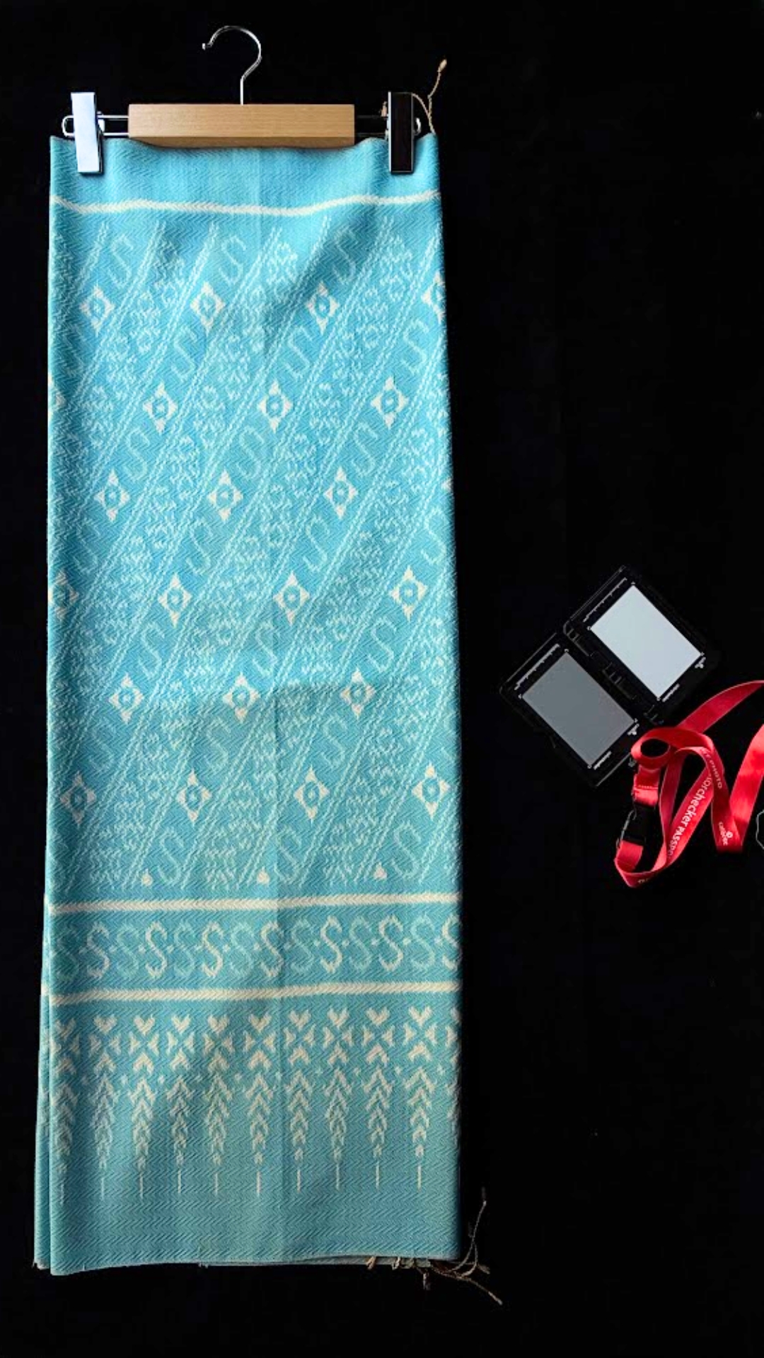 (ผ้าชุด)ไหมมัดหมี่ 6ตะกอ ไหมแท้ (ผ้าลาย 2เมตร+สีพื้น2เมตร) ลายสิริราชพัสตราภรณ์ สีฟ้า รหัส L8A-NY-45566