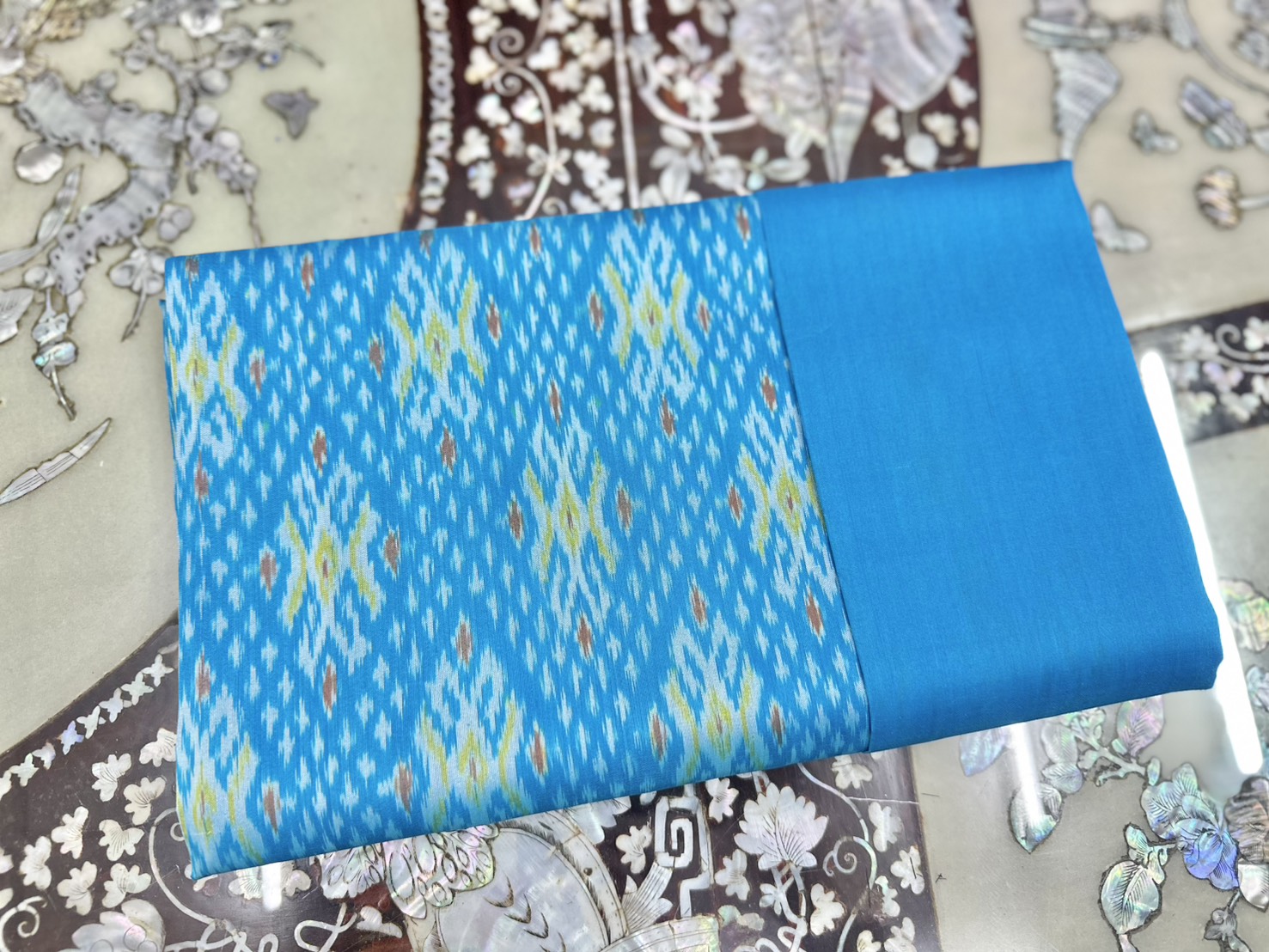 (ผ้าชุด)ไหมมัดหมี่ สองตะกอ ไหมแท้ (ผ้าลาย2หลา+สีพื้น2หลา) สีฟ้า รหัส M2B-ST-M2B-08076816