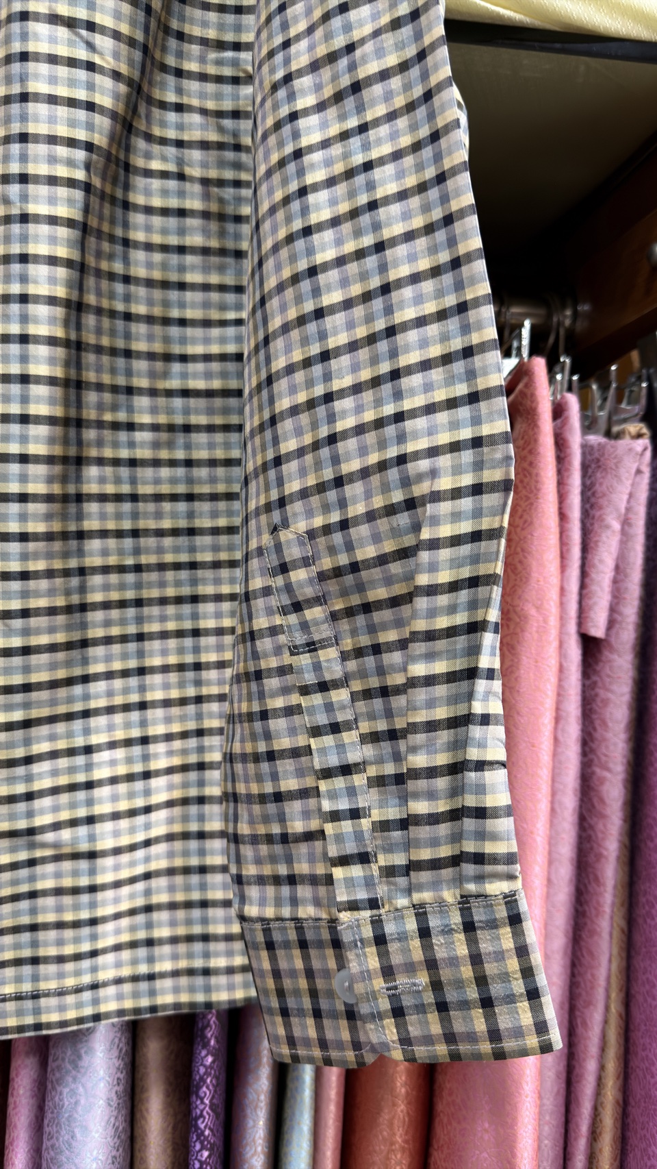 เสื้อเชิ้ตแขนยาว ผ้าไหมลายสก๊อต ไซส์L รหัส DN-AA-1117682