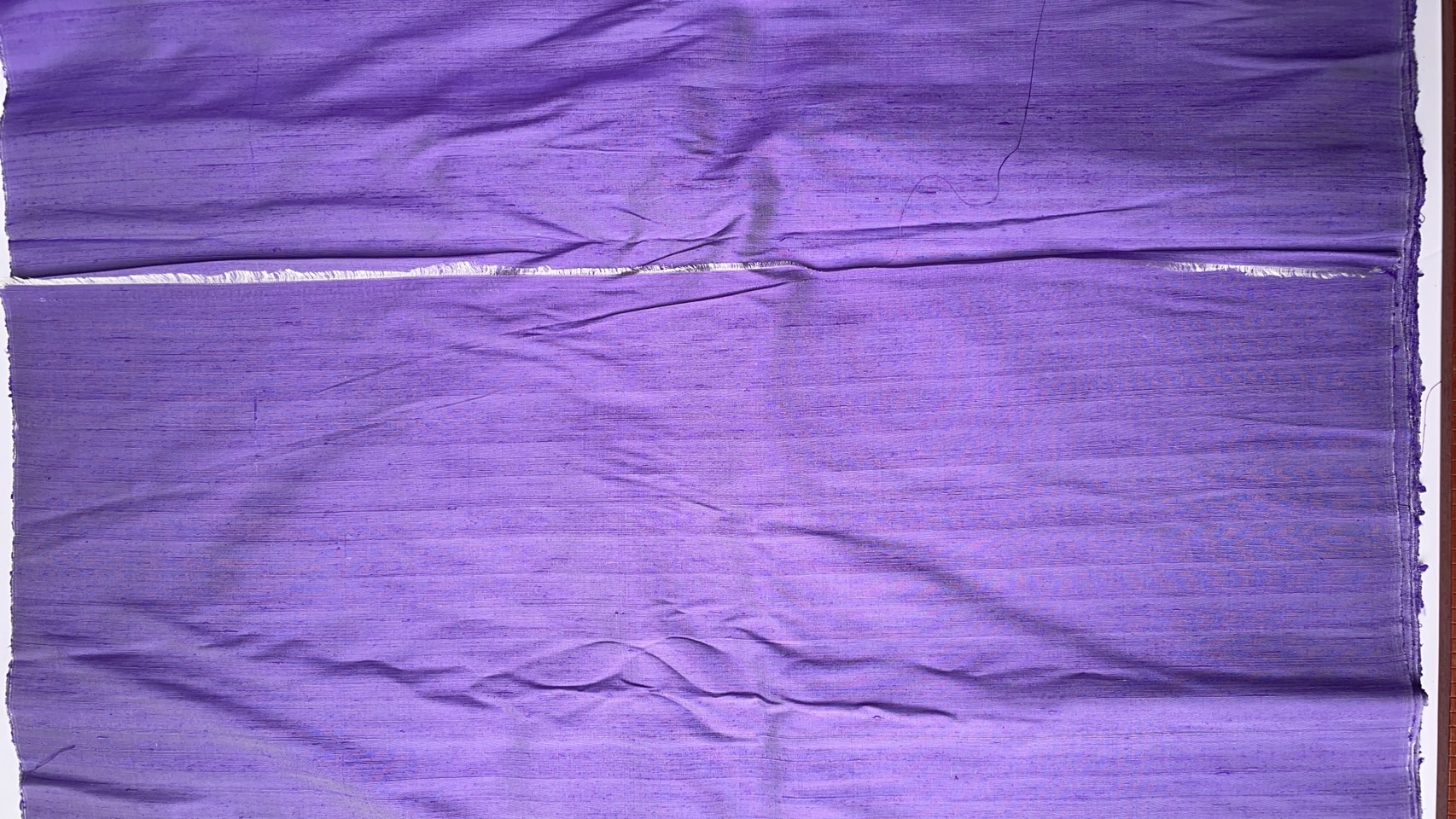 ผ้าไหมสีพื้น ไหมลืบเนื้อหยาบหนา ไหมแท้มีขี้ไหม สีม่วง (ราคาต่อเมตร) รหัส D-76-P4129