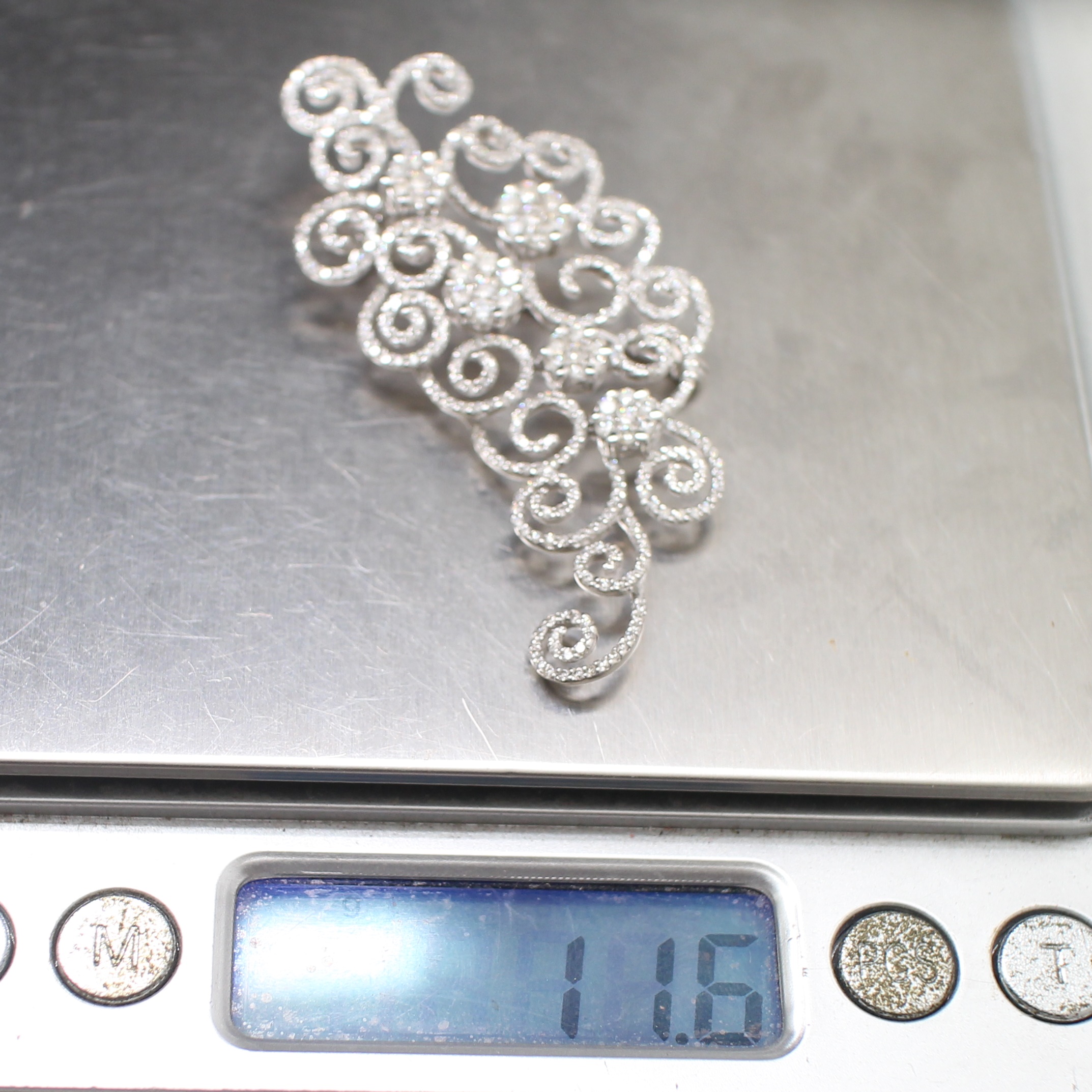 CL25041 เข็มกลัดเพชรดอกไม้ เพชรรวม 3.64 กะรัต ทองแท้ 18k นน.รวม 11.6 กรัม เพชรขาว ไฟดีมาก