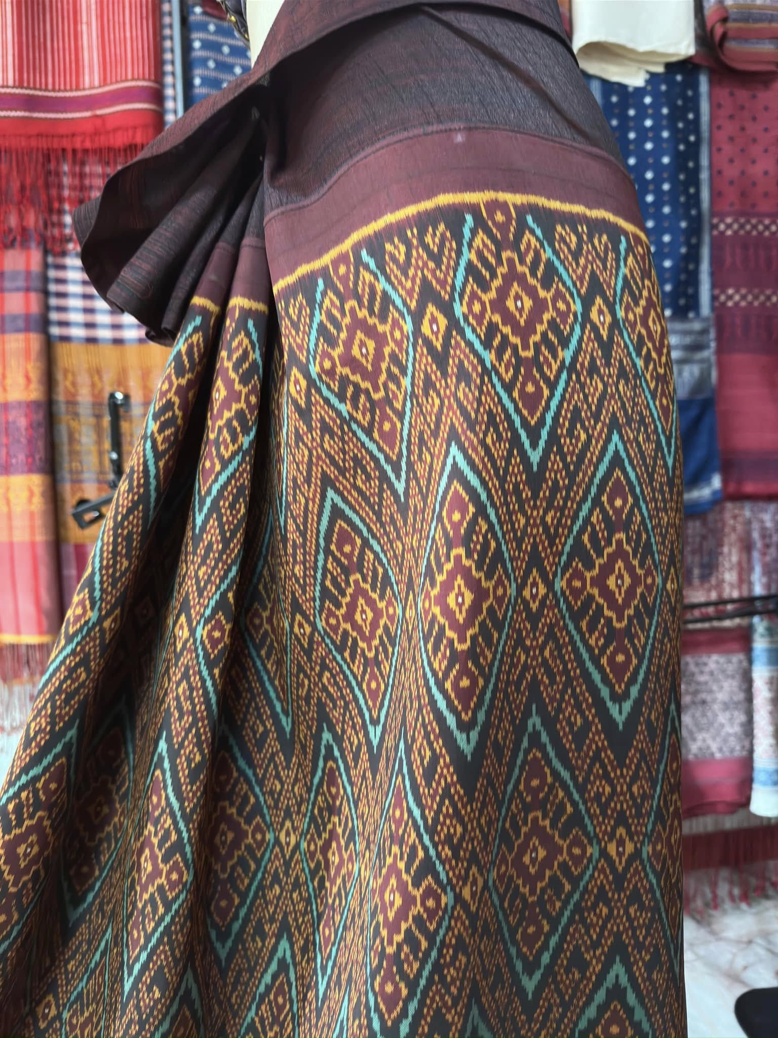 ซิ่น พระตะบอง ผ้าจามทอสามตะกอ ขนาด 118x160ซม พื้นสีน้ำตาล รหัส N9-SIL-AJ17