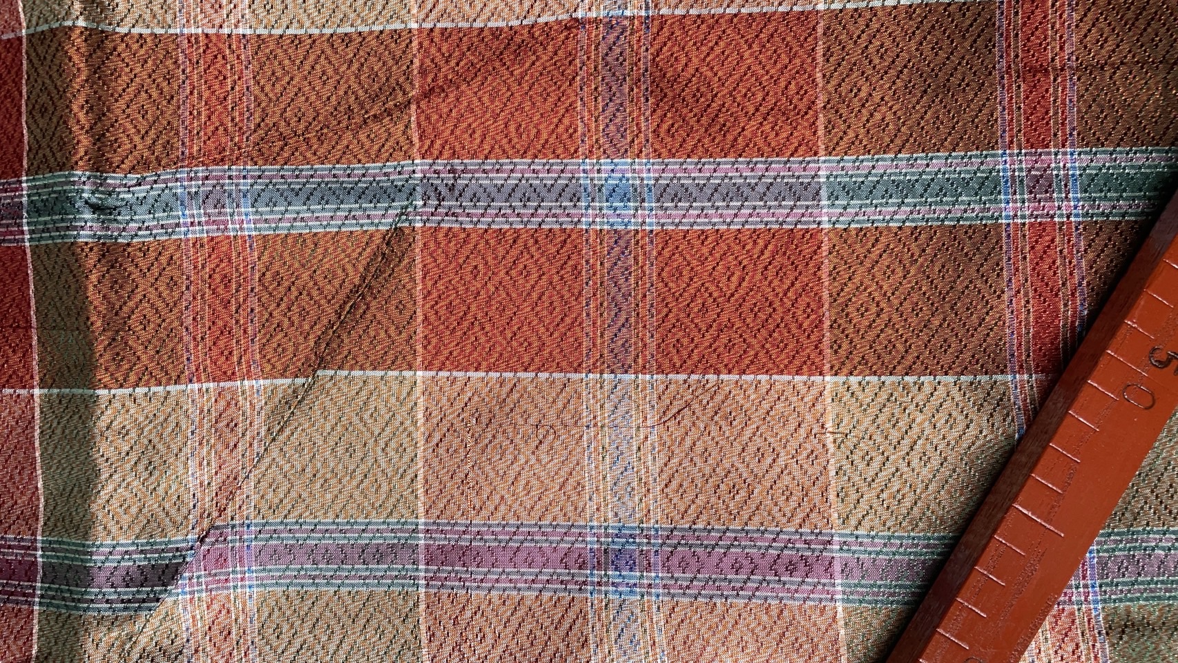 ผ้าไหมโสร่ง ไหมแท้ ยกดอกลูกแก้ว สีน้ำตาลสลับคละสี ขายตามความยาวเมตร รหัส R1B-76-P4283