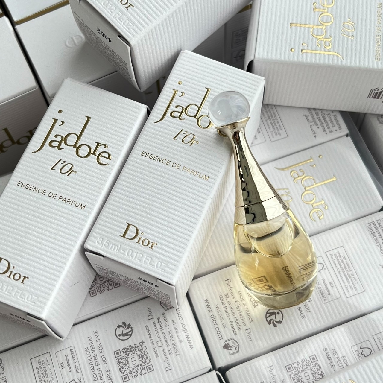 น้ำหอมจิ๋วมินิ Dior Jadore L'or Essence de Parfum 3.5mlแบบแต้มมีกล่อง ( Mini Perfume น้ำหอมขนาดพกพา) น้ำหอมจิ๋วมินิ ขวดน่ารัก ตั้งโชว์ก็สวย พกพาก็สะดวก หัวแต้มตามจุดชีพจร