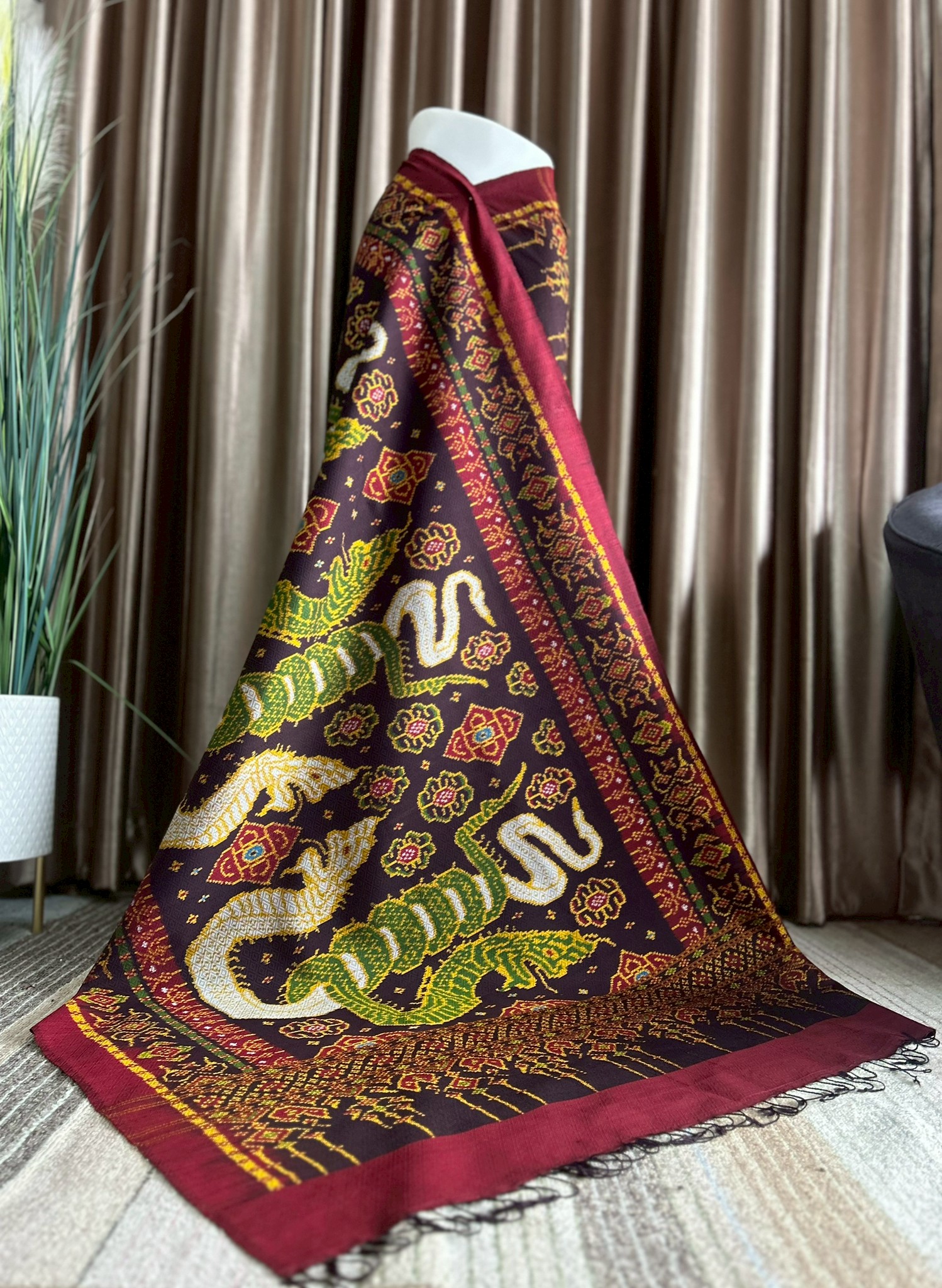 ซิ่น ผ้าไหมมัดหมี่ทอยกดอก 6ตะกอ ขนาด 1x2เมตร ลายนาคพันทรัพย์ มีหน้านางชายครุย พื้นสีแดง รหัส M2A-PK-1006681