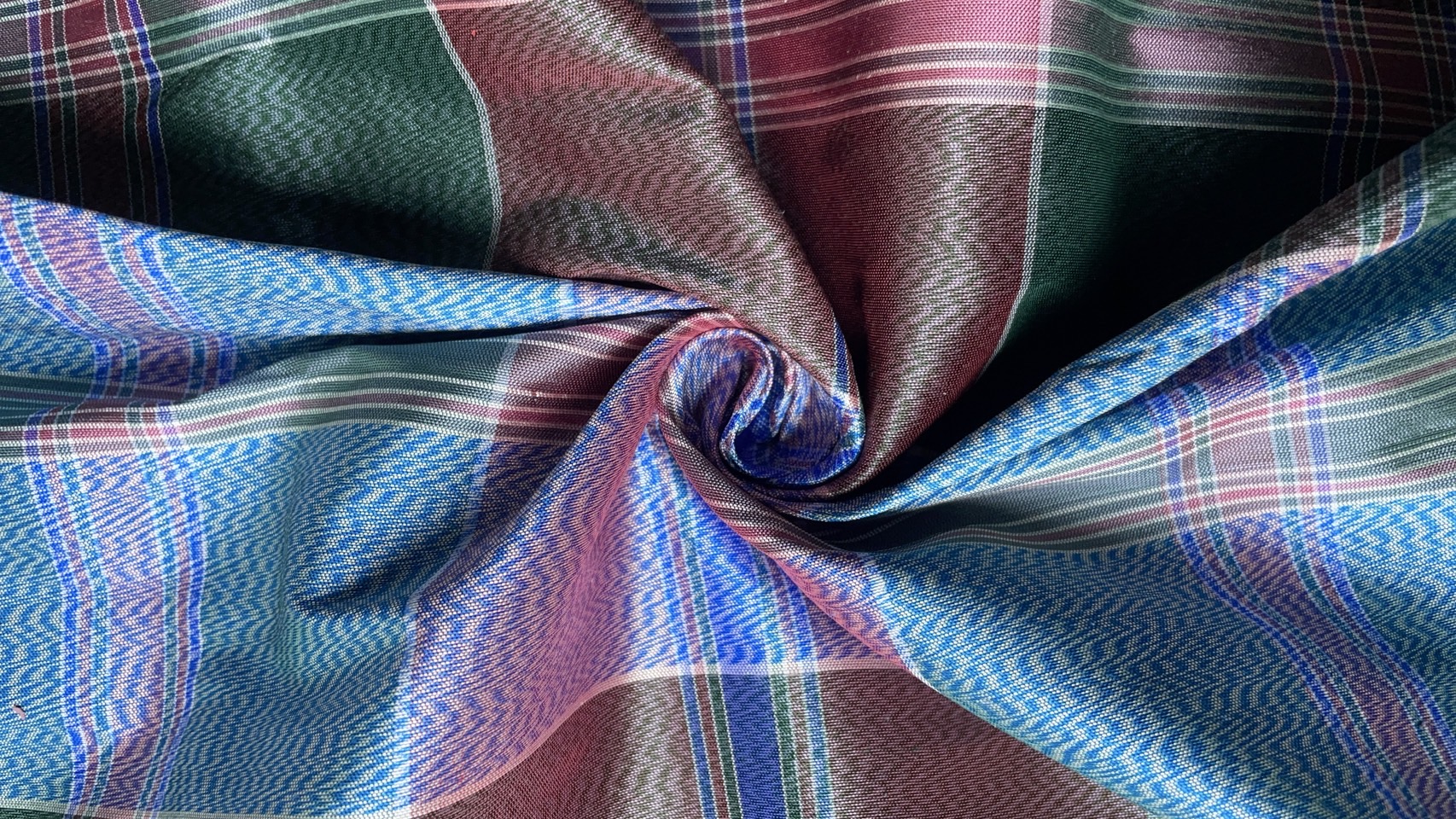 ผ้าไหมโสร่ง ไหมแท้ หางกระรอก สีม่วงสลับคละสี ขายตามความยาวเมตร รหัส R1B-76-P4263