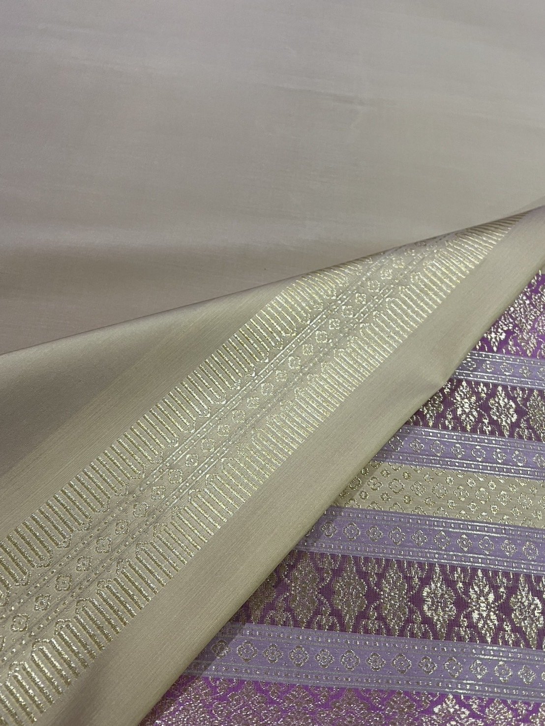 (ผ้าชุด)ผ้าไหมยกดอกลำพูน เกาะเชิงดิ้นทอง ขนาด 1.02x4.33เมตร ลายดอกลำดวน พื้นสีเหลืองนวล รหัส N90-29-R0007