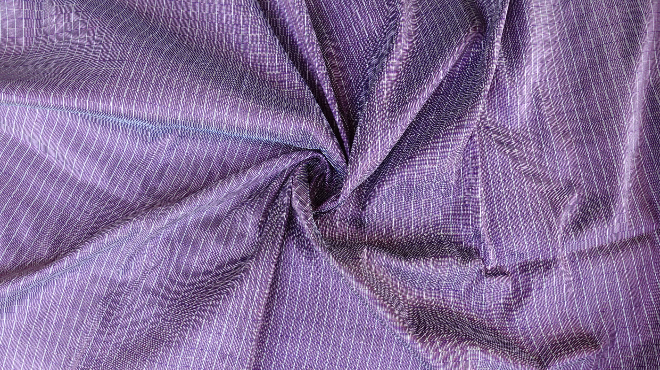 ผ้าไหมลายเกล็ดเต่า ไหมแท้ สีม่วง ตัดขายเป็นเมตร รหัส R1D-76-P3918