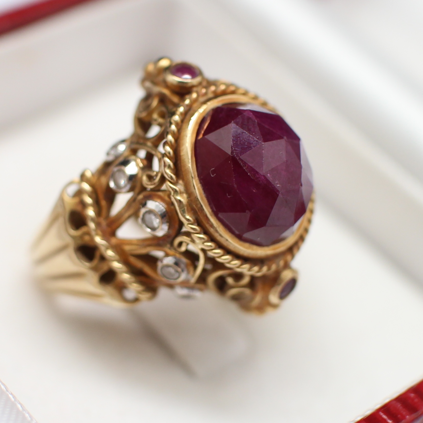 RG250116 แหวนทับทิมเจียรไน ประดับเพชรแท้ ฉลุลาย ทองแท้ 90% นน.รวม 14.5 กรัม ขนาดแหวน 54 งานรุ่นเก่า หายาก