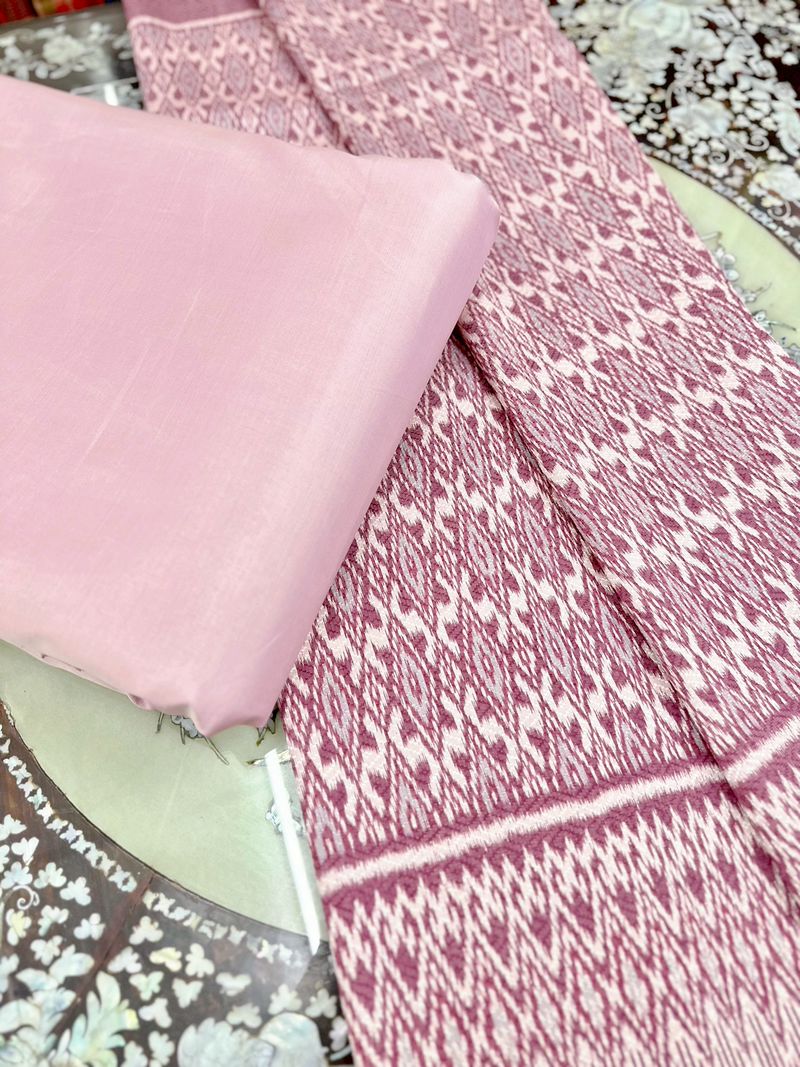 (ผ้าชุด)ผ้าไหมมัดหมี่ 6ตะกอ สีธรรมชาติ ลายขอล้อมโคม (ผ้าลาย 2เมตร+สีพื้น 2เมตร) สีชมพูนู้ด รหัส L8A-ST-0518681