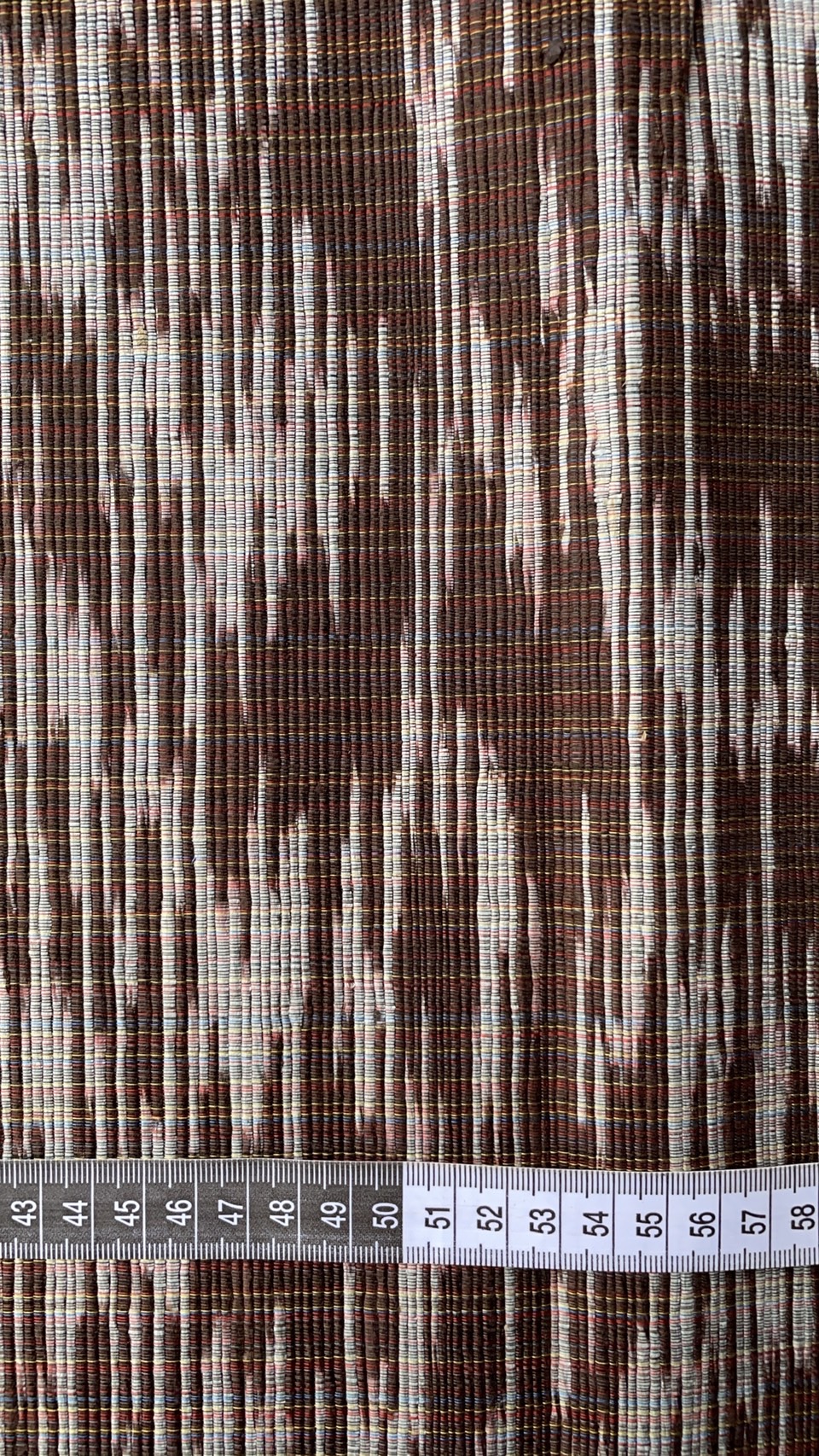 ผ้าไหมลายพิเศษ มัดหมี่เนื้อหนา ไหมแท้ ลายพร่างพรม สีน้ำตาลเข้มสลับสีขาว ตัดขายเป็นเมตร รหัส MMFZ-NY-SKU-44319