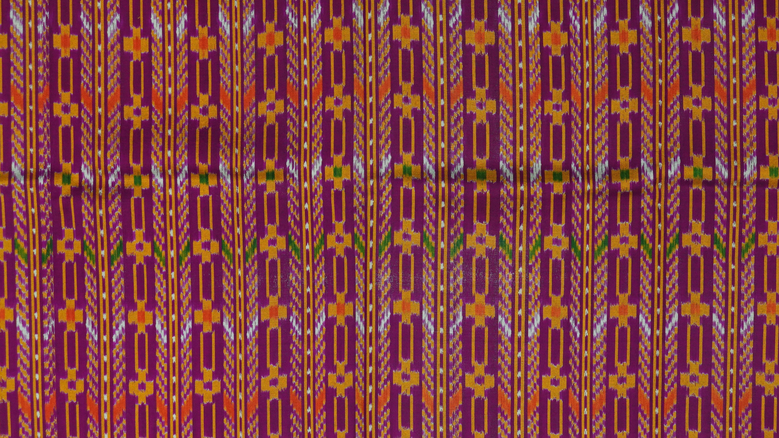 ซิ่น ผ้าไหมมัดหมี่ 3ตะกอ ขนาด 1x2เมตร ลายโฮลคั่นลายโซ่โบราณ พื้นสีม่วงชมพู รหัส R2Q-ME-066-121967154