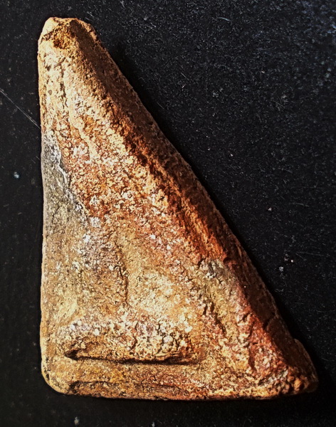 พระนางพญาขาโต๊ะ กรุวัดสุวรรณาราม ( วัดทอง )