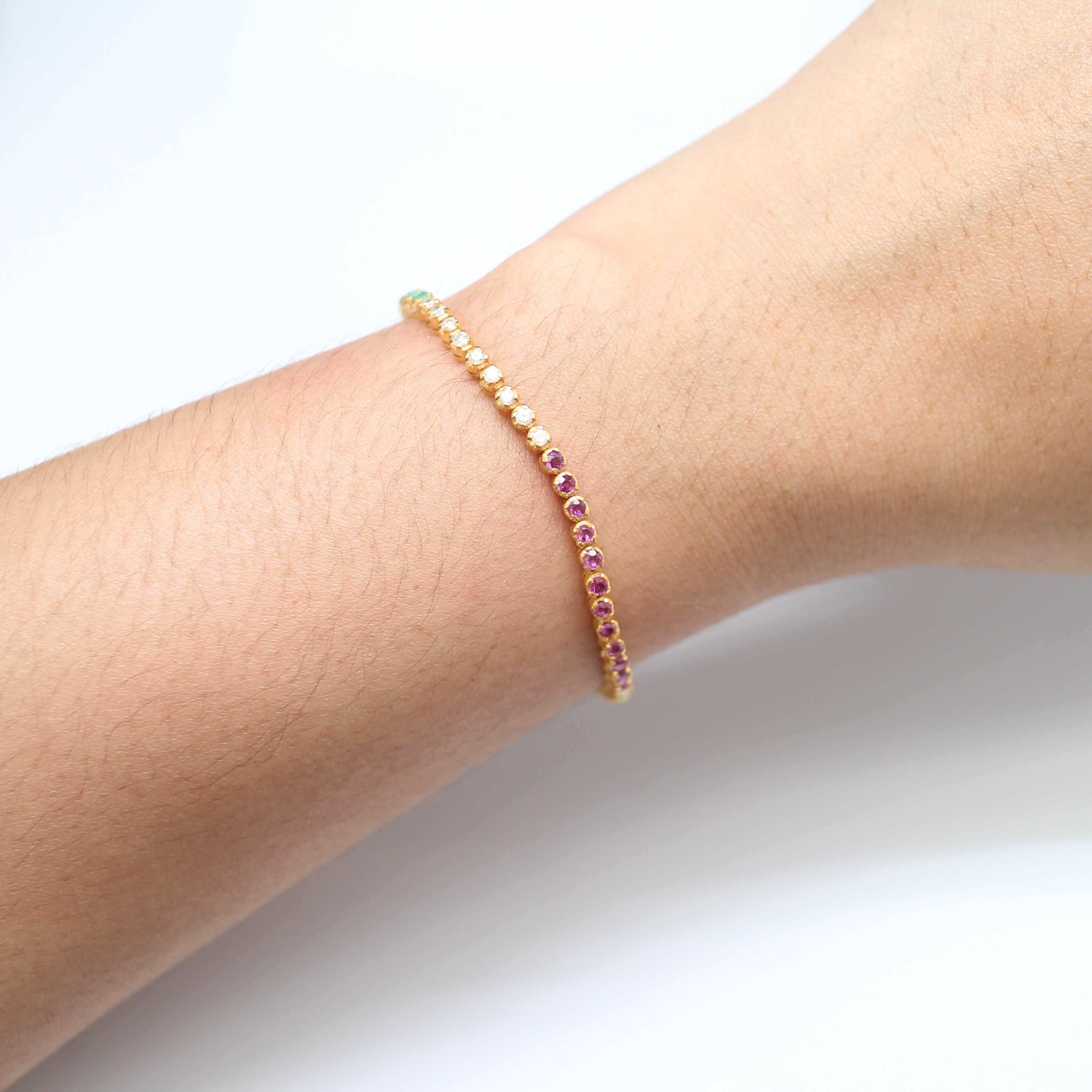 BL25123 สร้อยข้อมือพลอยหลากสี เพชรแท้ 9 เม็ด 0.10 กะรัต ทองแท้ 18k นน.รวม 6.4 กรัม ยาว 16 ซม.