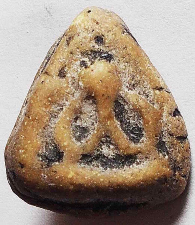 พระปิดตาหลังหยิบ กรุวัดพระแก้ว กทม. พิมพ์แขนบ่วง