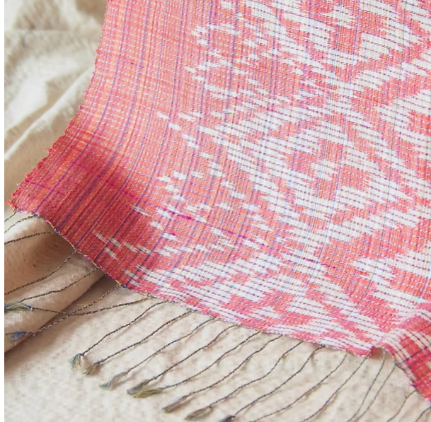 ผ้าคลุมไหล่ ไหมมัดหมี่หางกระรอก ขนาด 58x220cm พื้นสีชมพู L5A-CT-103292