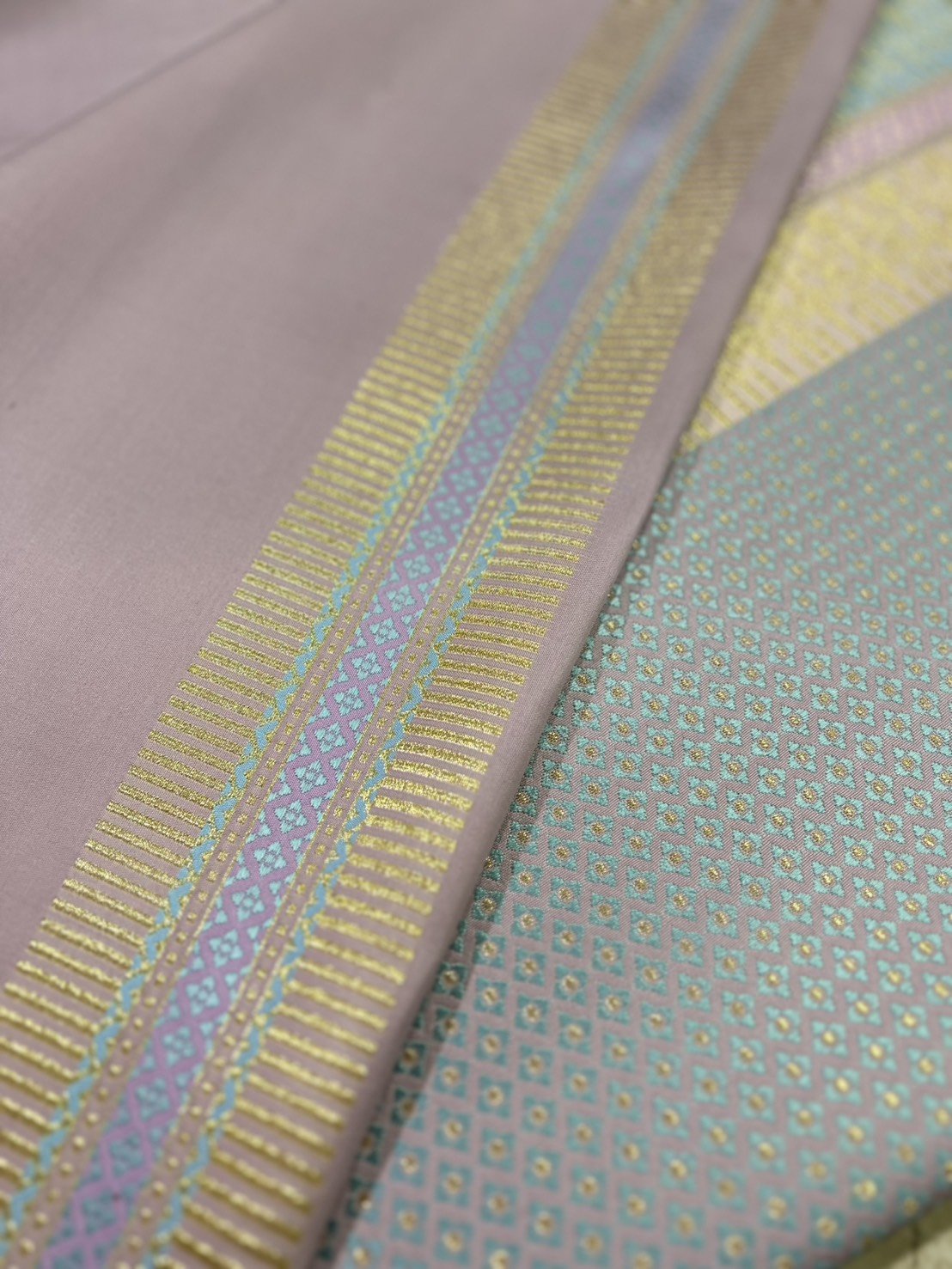 (ผ้าชุด)ผ้าไหมยกดอกลำพูน ยกดอกดิ้นทอง ขนาด 1.03x4.40เมตร ลายอินเดีย พื้นสีม่วงพาสเทลอมเทารหัส N90-29-R0028