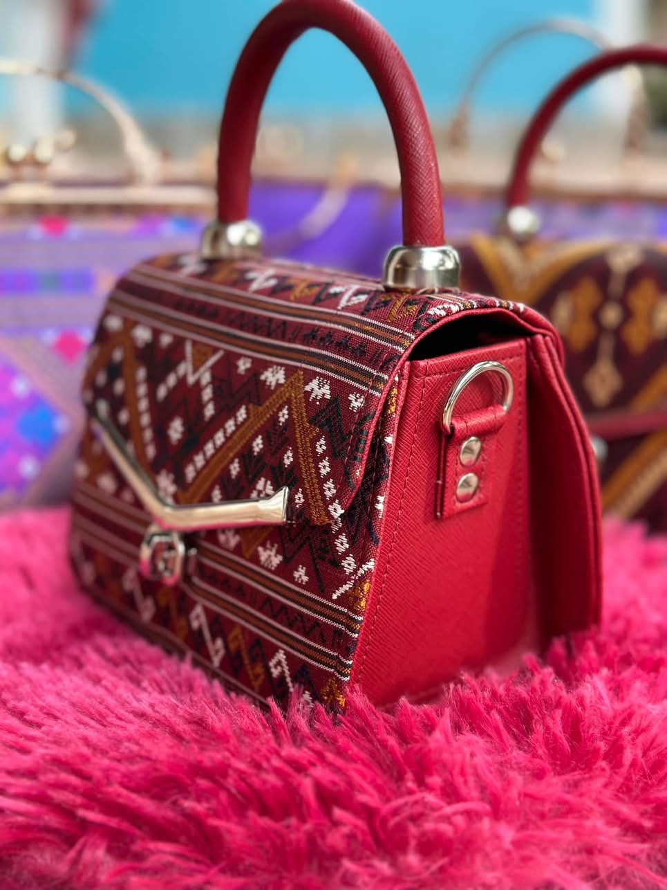 กระเป๋าถือผ้าไหมแพรวา ขนาด 20x14x10ซม. ลายนาคหัวชุมอุ้มดาว ดอกใบบุ่น ขอก่าย งูลอย พื้นสีแดง รหัส GLC-PT-0515680