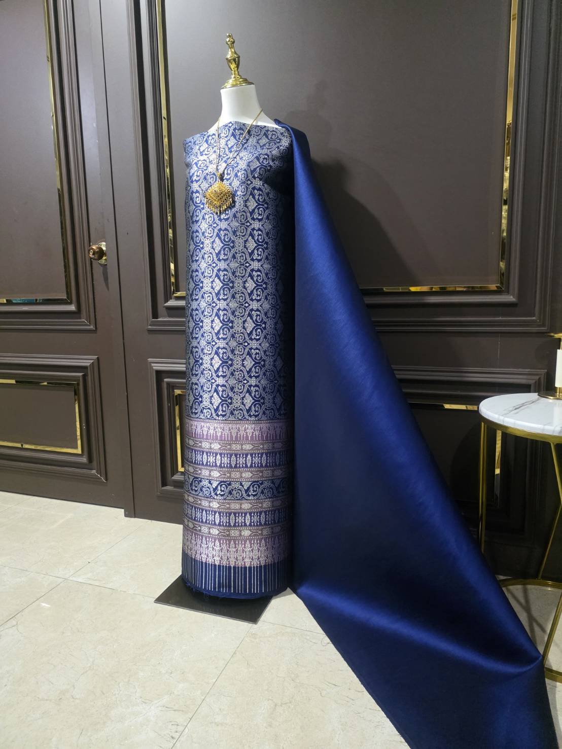 (ผ้าชุด)ผ้าไหมยกดอกลำพูน เกาะเชิงดิ้นเงิน ขนาด 1.02x4.26เมตร ลายนารายณ์ทรงสุบรรณ พื้นสีกรม รหัส N90-29-R0002