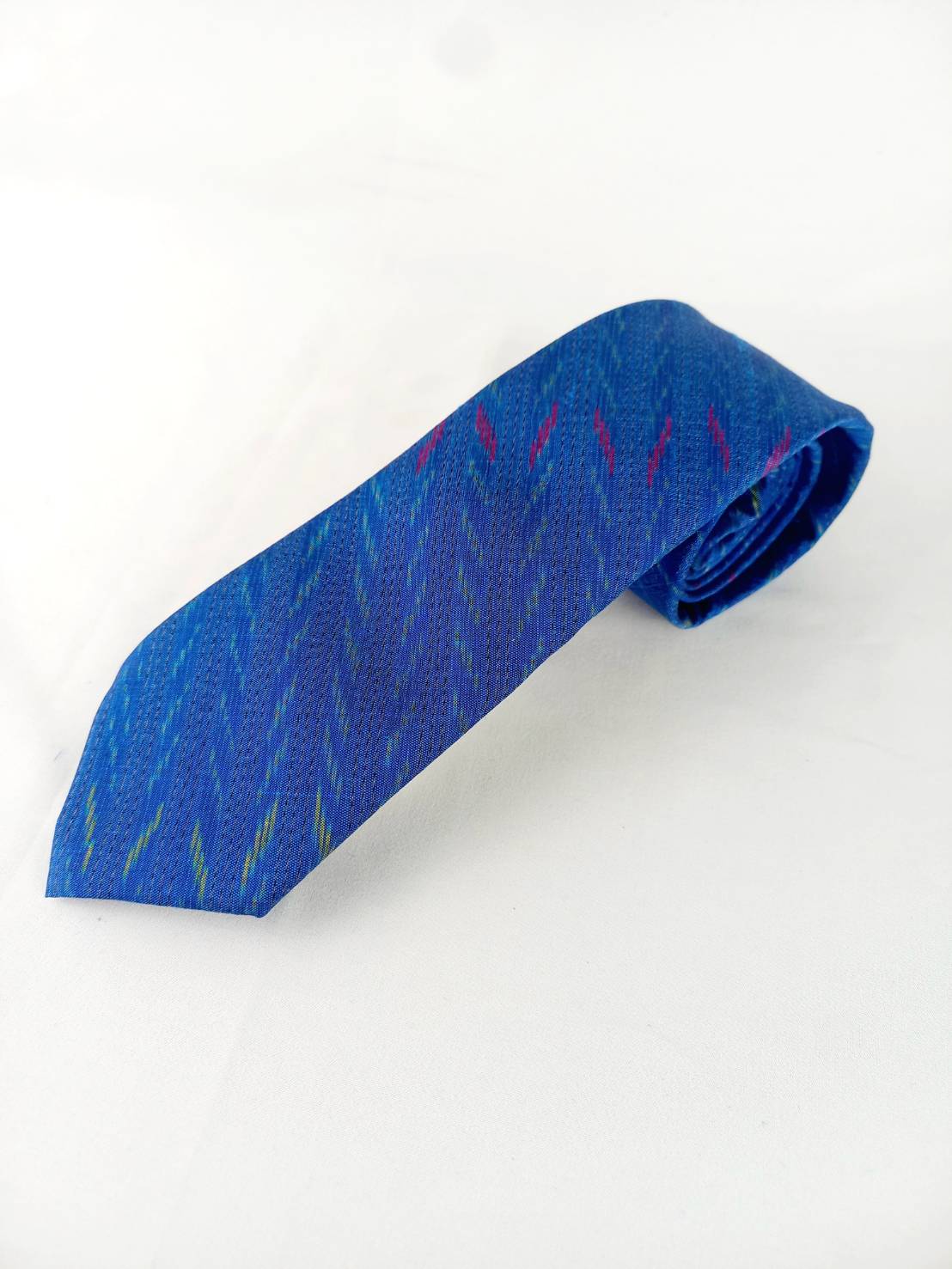 เนคไทผ้าไหม ลายพื้นเมือง ลายโฮล ขนาดกว้าง 3.0นิ้ว สีน้ำเงินเหลือบเขียวน้ำทะเล ND-ME-118