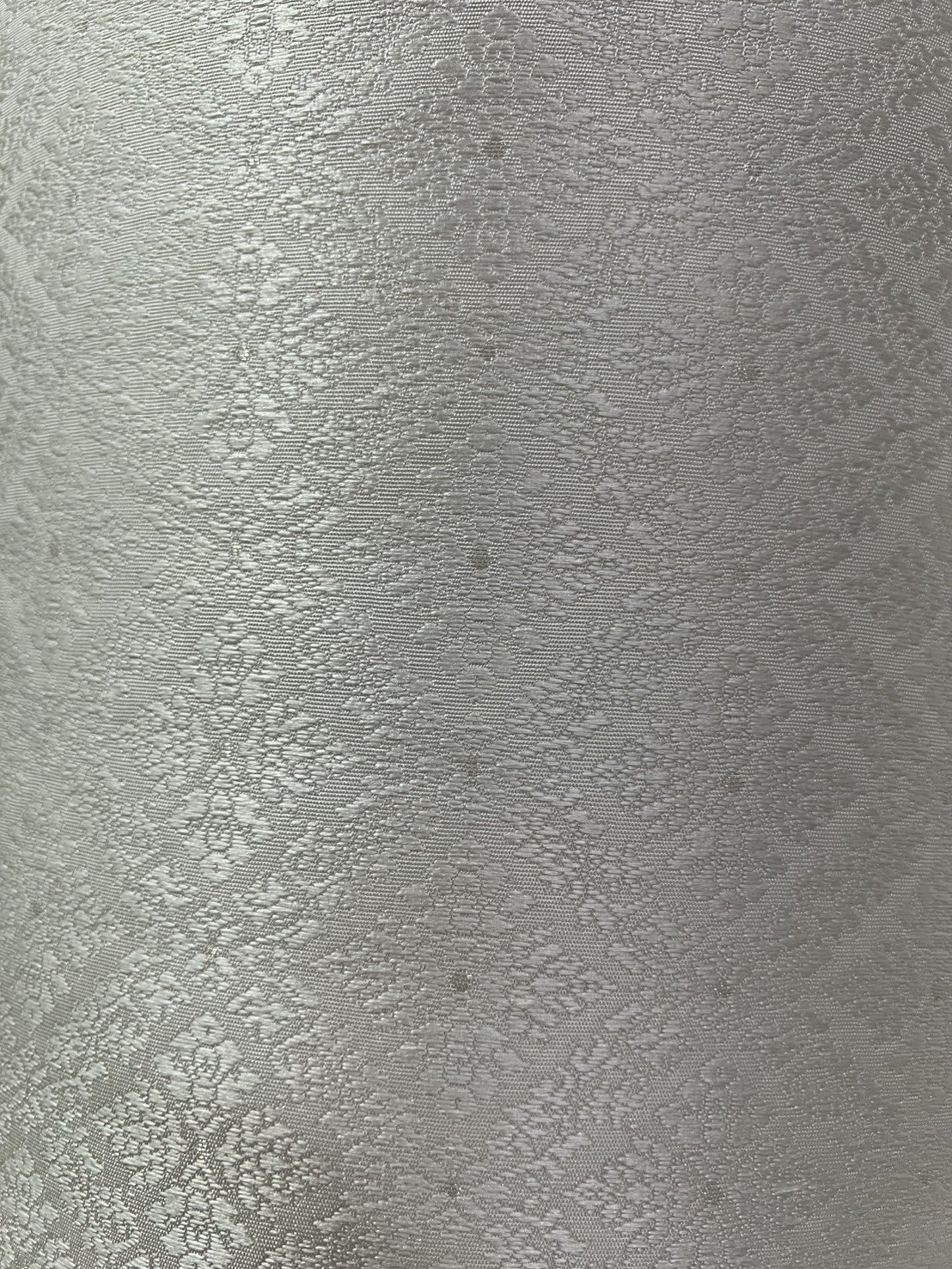 (ผ้าชุด)ผ้าไหมยกดอกลำพูน เกาะเชิงดิ้นเงิน ขนาด 1.02x4.50เมตร ลายราชสำนัก พื้นสีขาวออฟไวท์ รหัส N90-29-TR0533