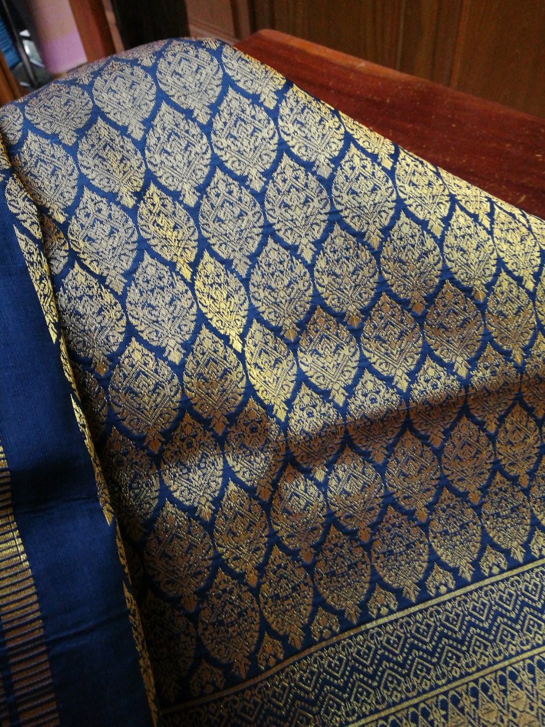 ซิ่น ผ้าไหมยกสุรินทร์ ไหมแท้ 45ตะกอ ขนาด 1x2เมตร 1x2 เมตร ลายใบโพธ์ มีหน้านาง พื้นสีน้ำเงิน รหัส N11-NY0929651