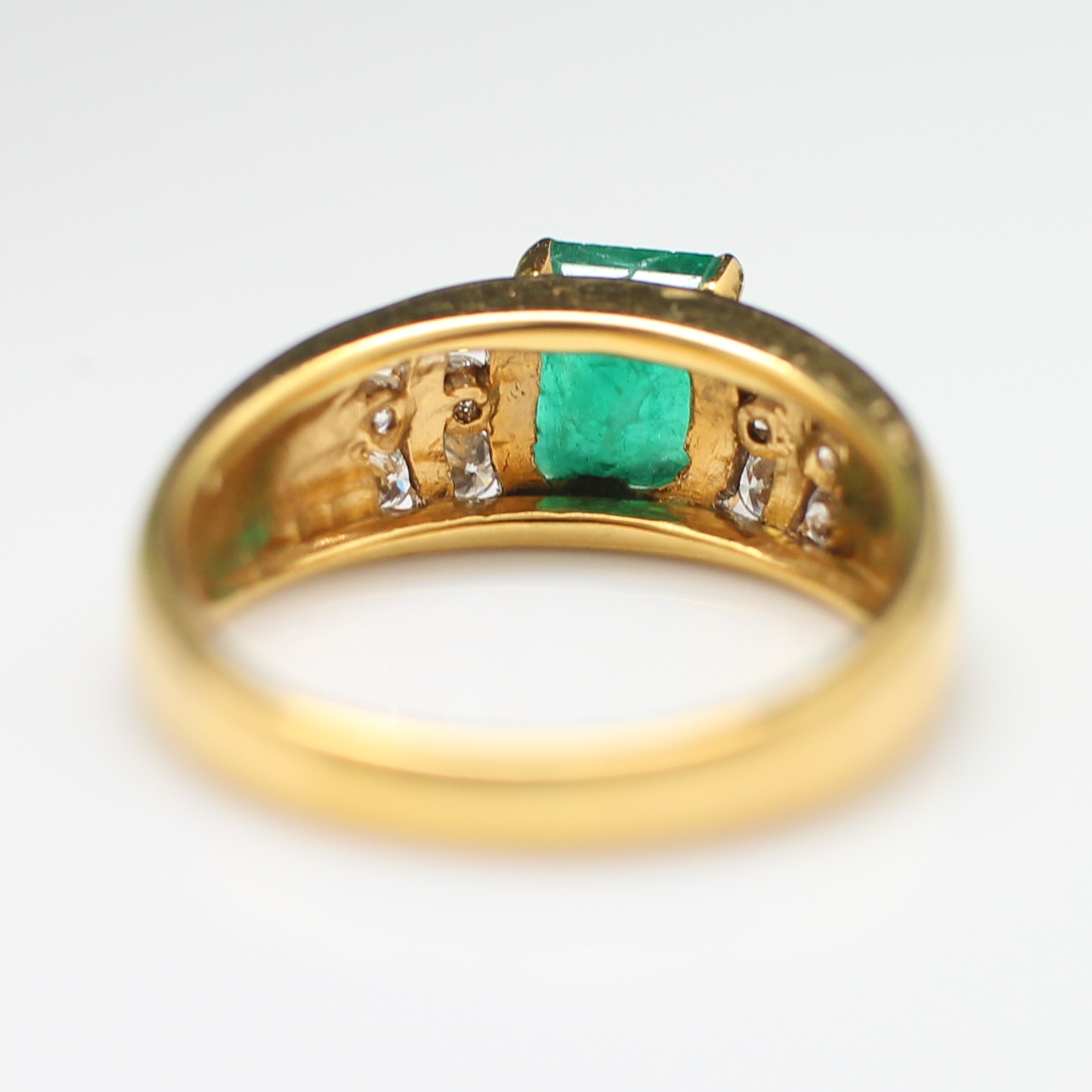 RG250200 แหวนมรกตบ่าข้างเพชร เพชรแท้ 12 เม็ด 0.24 กะรัต ทองแท้ 90% นน.รวม 5.1 กรัม ขนาดแหวน 52