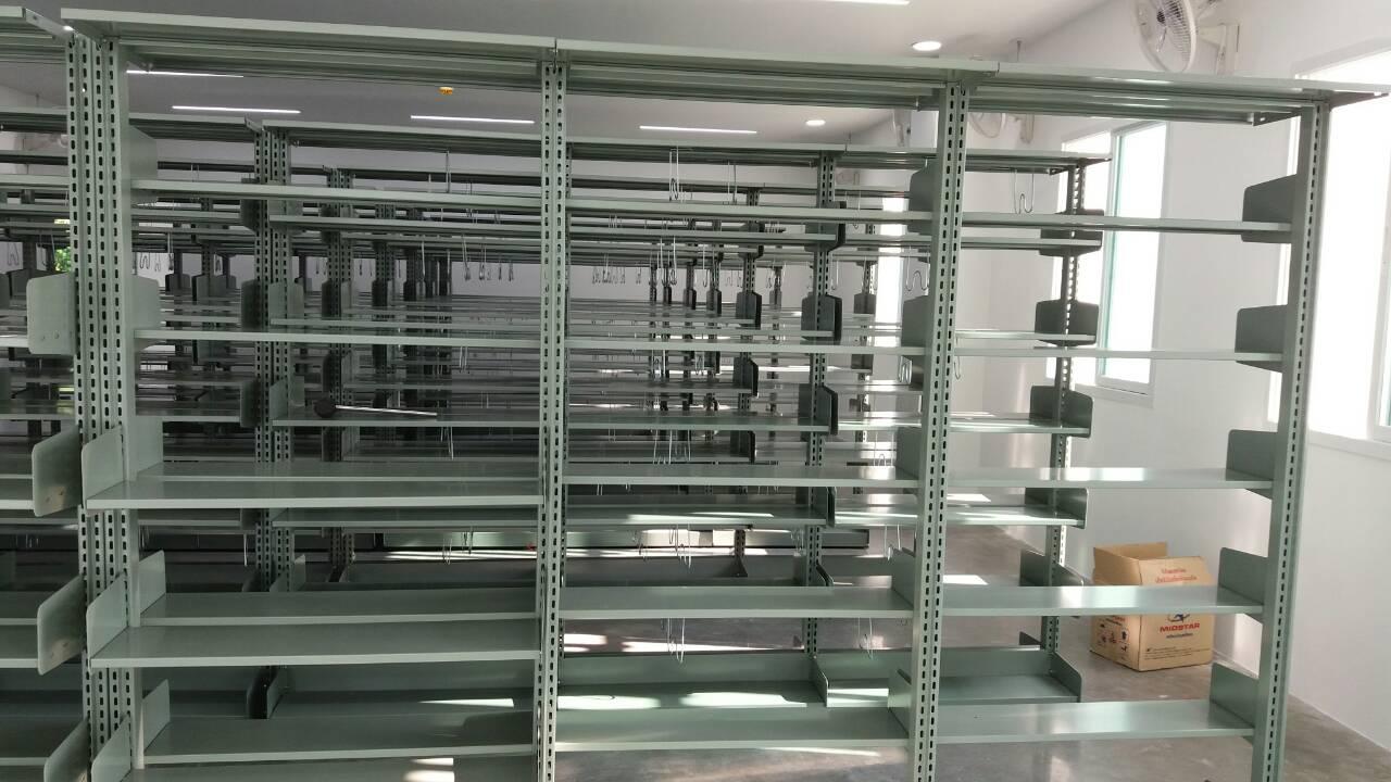 ชั้นวางหนังสือห้องสมุด