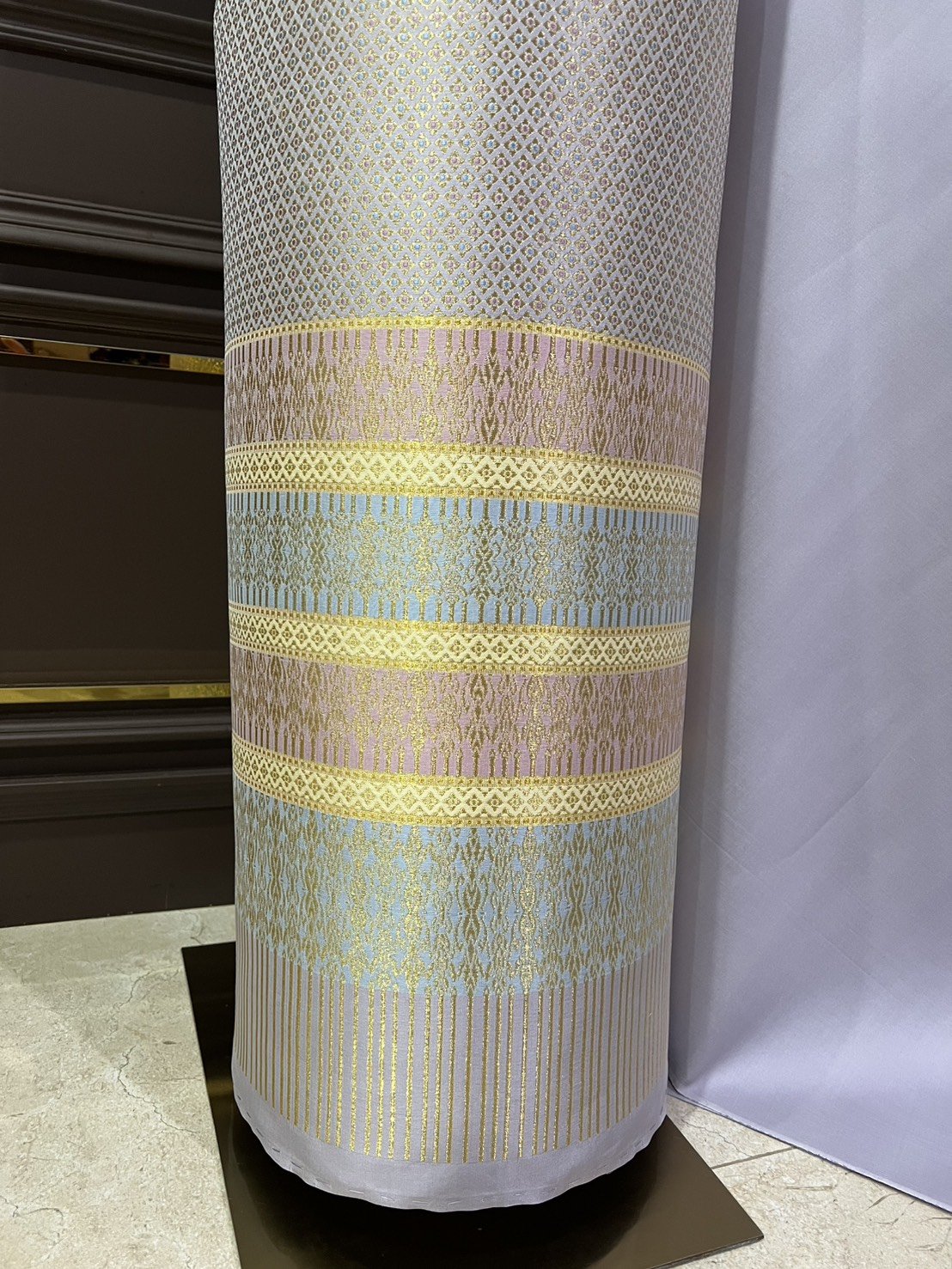 (ผ้าชุด)ผ้าไหมยกดอกลำพูน ยกดอกดิ้นทอง ขนาด 1.03x4.40เมตร ลายอินเดีย พื้นสีม่วงพาสเทลอมเทารหัส N90-29-R0028