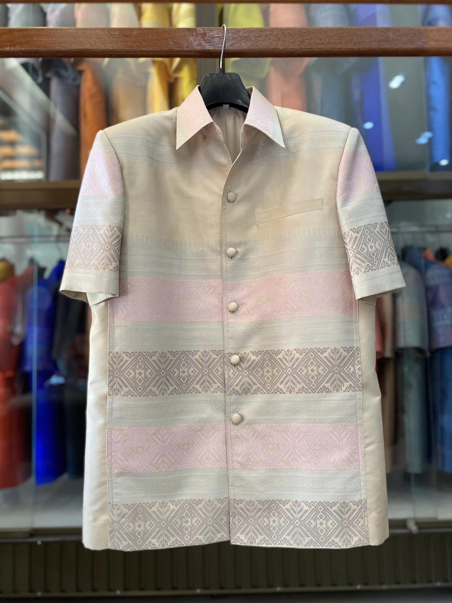 เสื้อสูทไหมแพรวา แขนสั้น พื้นสีขาวครีม ไซส์ M รหัส DR-BM-121566094432