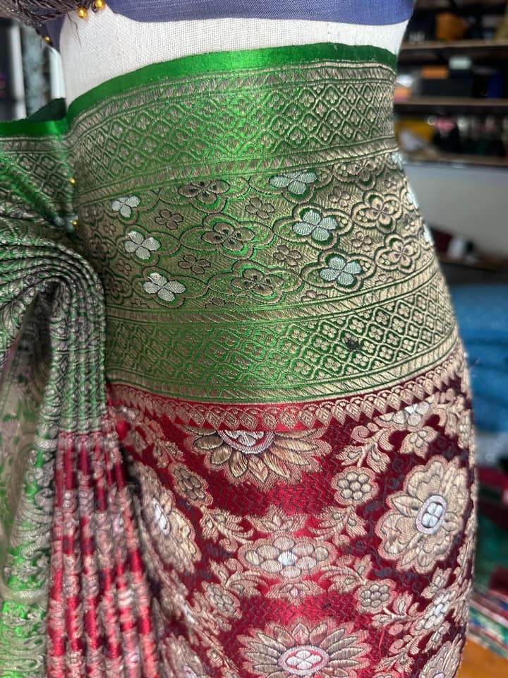 ซิ่น ผ้าปาโตล่า เส้นยืนไหมแท้ ขนาด 112x460ซม. พื้นสีแดง สีเขียว รหัส N9-SIL-GK2