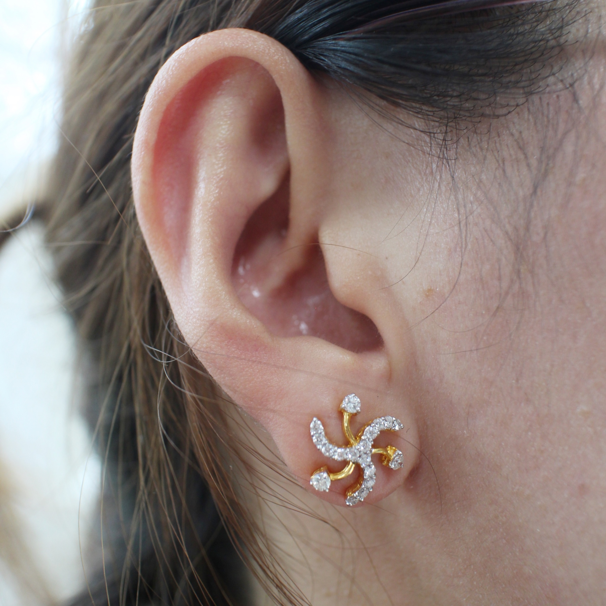 ER25157 ต่างหูเพชรดาวกระจาย ทองแท้ 18k เพชรแท้ 36 เม็ด 0.90 กะรัต นน. 4 กรัม