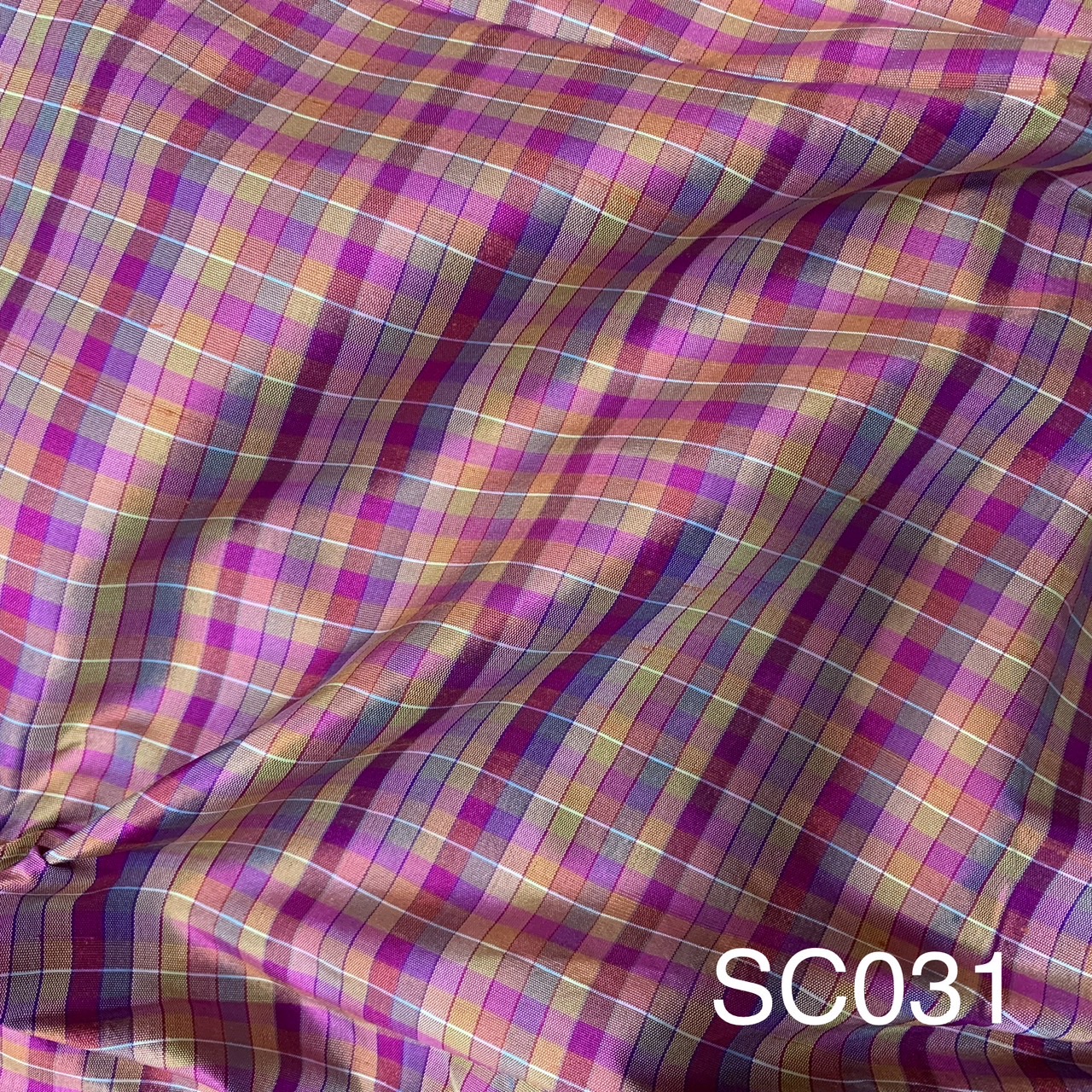 ผ้าไหมลายสก๊อต เนื้อหยาบ ขายตามความยาวหลา สีคละสี รหัส A8-AA-SC031