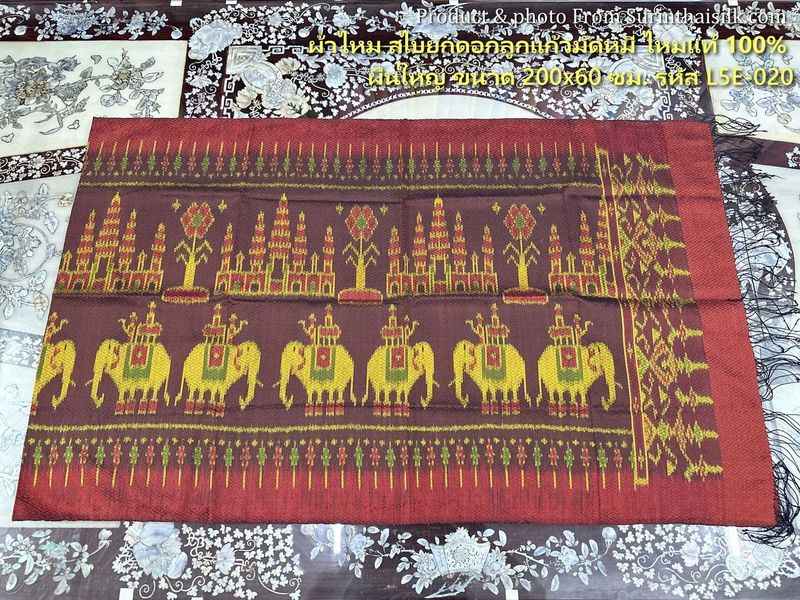 ผ้าคลุมไหล่ ทอยกดอกลูกแก้ว ขนาด 60x200เซนติเมตร ลายช้าง มีหน้านางชายครุย พื้นสีแดง รหัส L5E-ST-L5E020