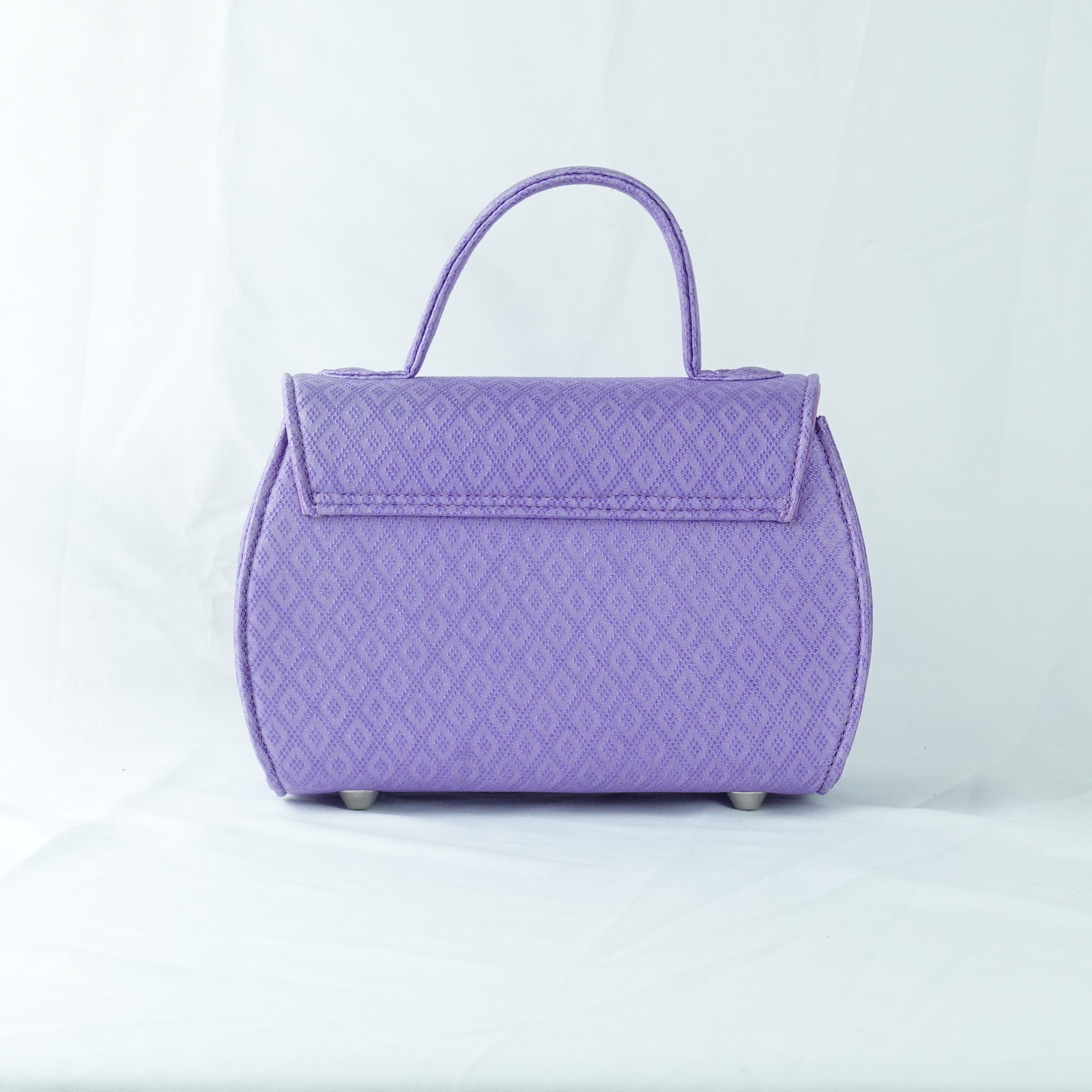 กระเป๋าถือผ้าไหมทรงกล่องฝาพับ ขนาด 21x13x10ซม.ความสูงหูจับ 7ซม. สีม่วงอ่อน รหัส GLA-TT-060468145