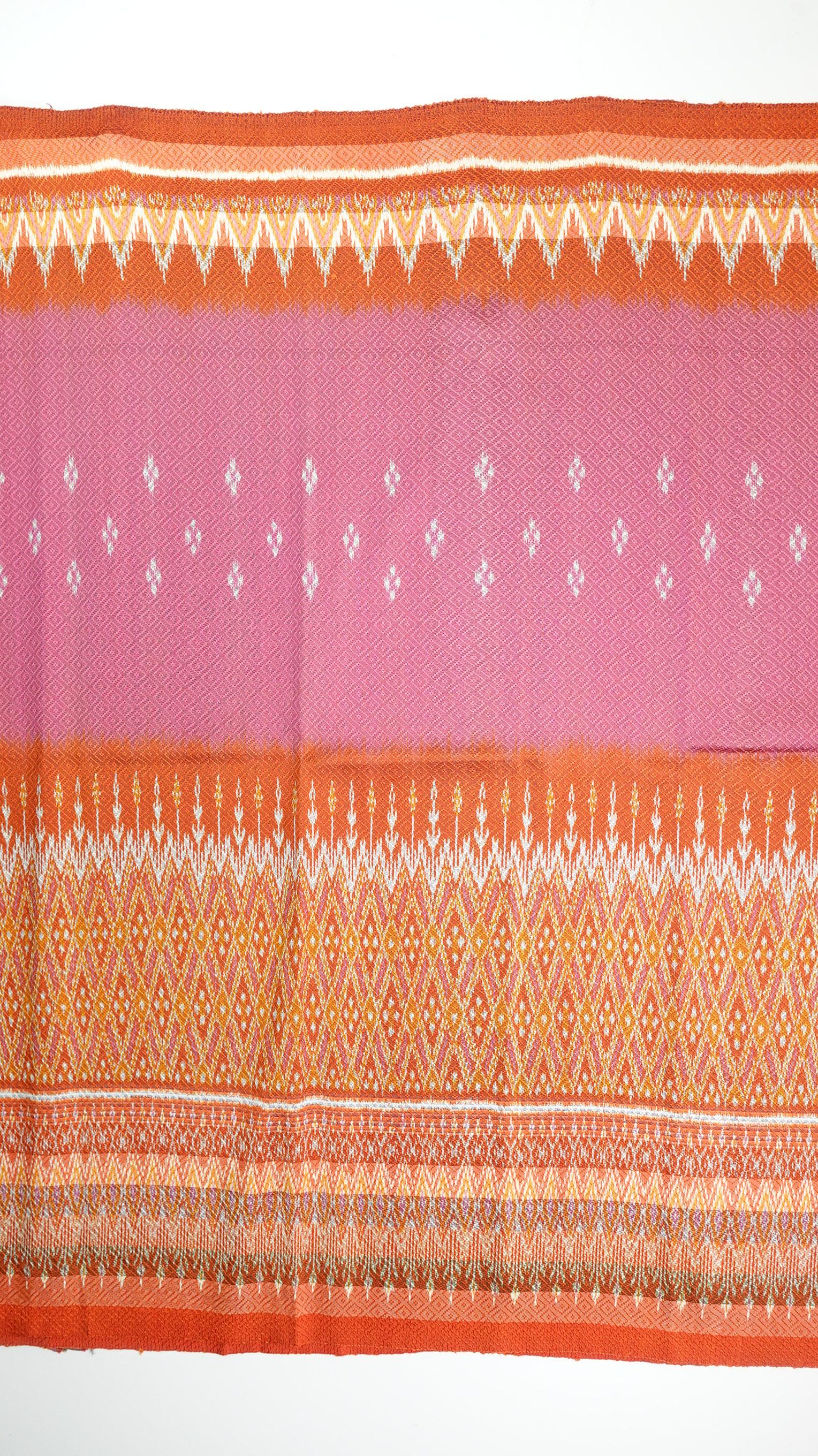 (ผ้าชุด)ไหมมัดหมี่ 6ตะกอ ไหมแท้ (ผ้าลาย 2เมตร+สีพื้น2เมตร) ท้องผ้าสีชมพู ตีนส้ม รหัส L8A-ME-066-1222674