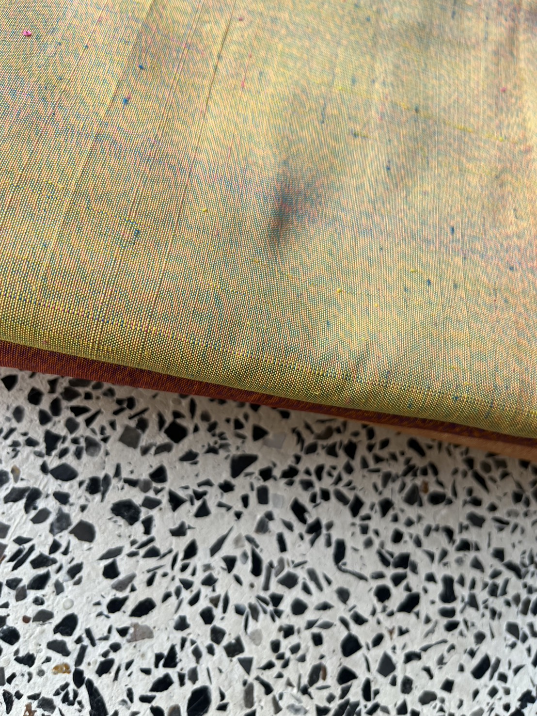 ผ้าไหมหางกระรอก ไหมบ้าน เนื้อหนา สีเหลืองอมเขียวมะนาว ตัดขายตามความยาวเมตร รหัส R1N-NY-0327685