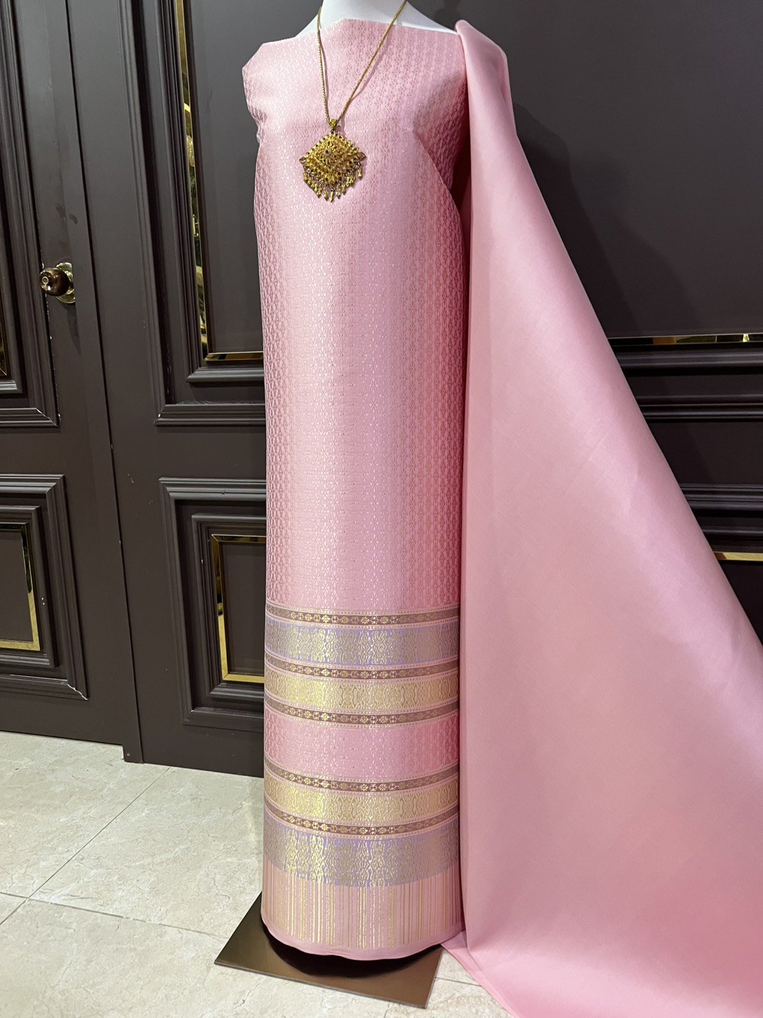 (ผ้าชุด)ผ้าไหมยกดอกลำพูน เกาะเชิงดิ้นทอง ขนาด 1.01x4.36เมตร ลายพิกุลล้อมกรอบ พื้นสีชมพูหวาน รหัส N90-29-TR0555