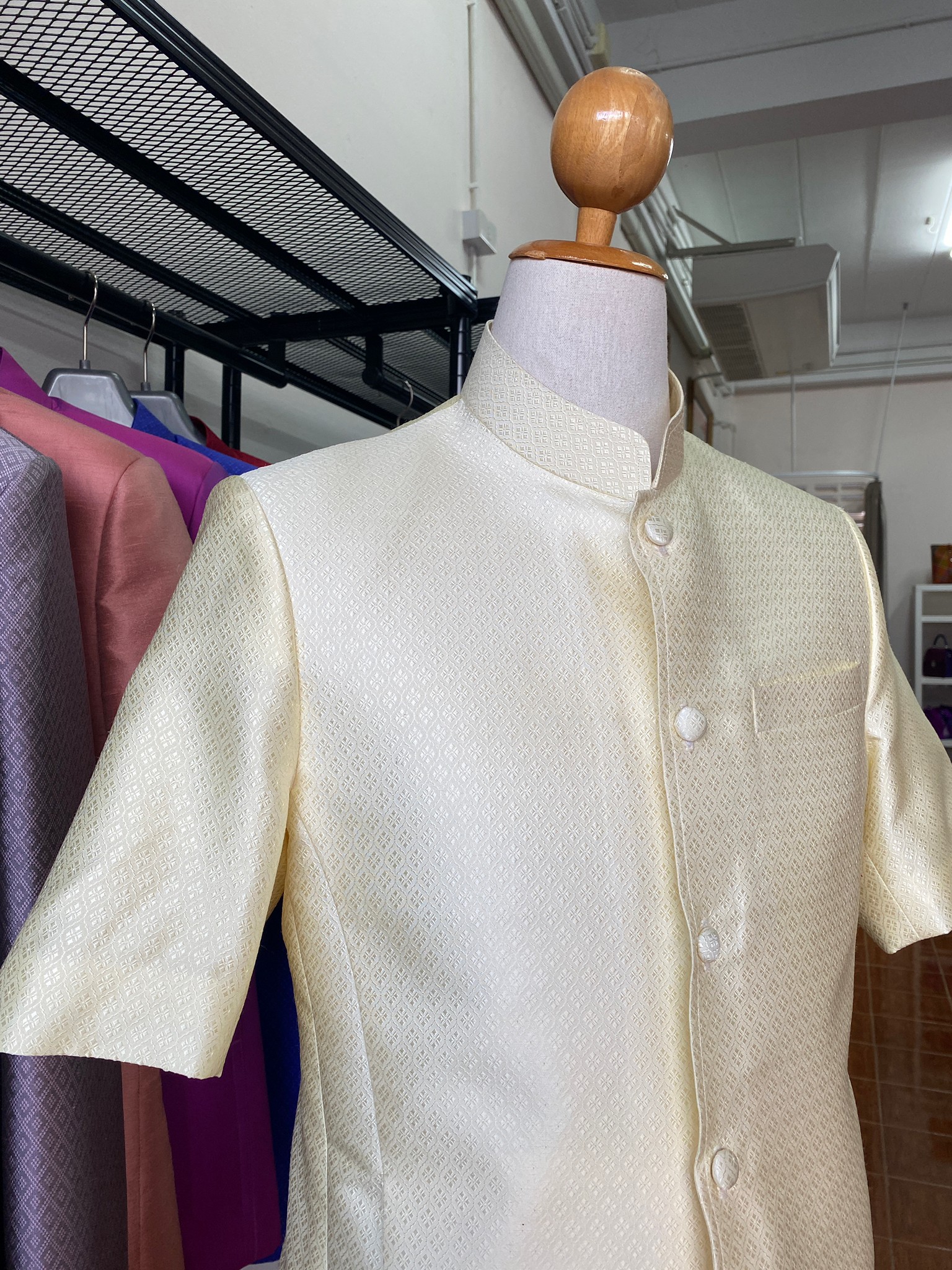 เสื้อสูทไหม แขนสั้น คอพระราชทาน ยกดอกพิกุลตีกรอบ สีครีมงาช้าง ไซส์ S รอบอก 38นิ้ว รหัส DR-PK0921661714