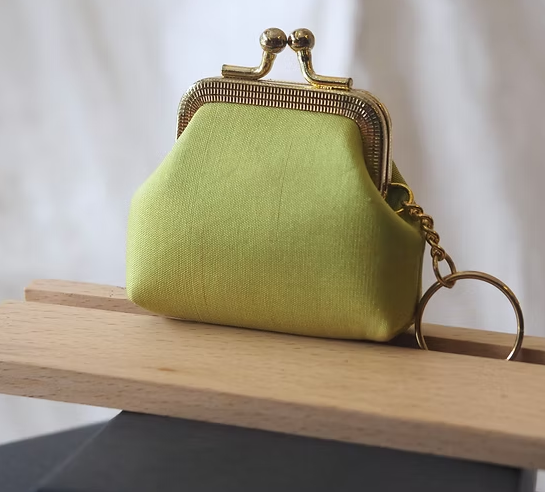 กระเป๋าสตางค์ ใส่เหรียญ ขนาด 7x7x2.5cm. สีเขียวอมเหลือง GL-CT-103465