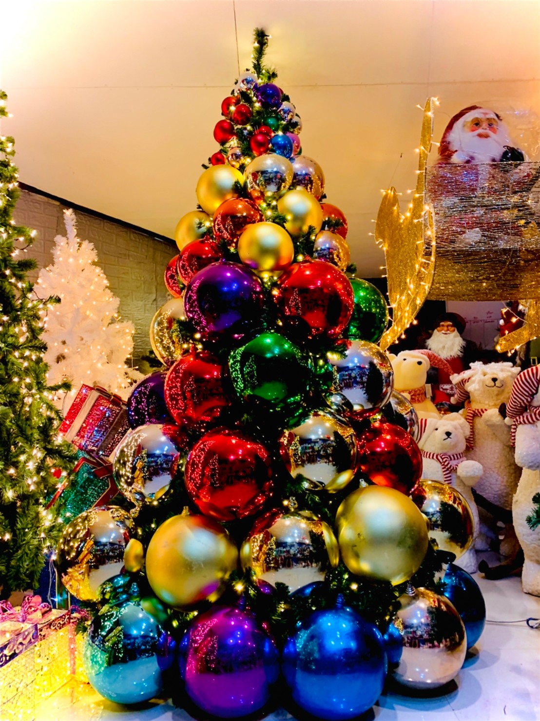 โชว์แบบ แม่สี และขนาด ของลูกบอลคึริสต์มาสในแต่ละชนิด สินค้าตกแต่งต้นคริสต์มาสปลอมยอดนิยม
