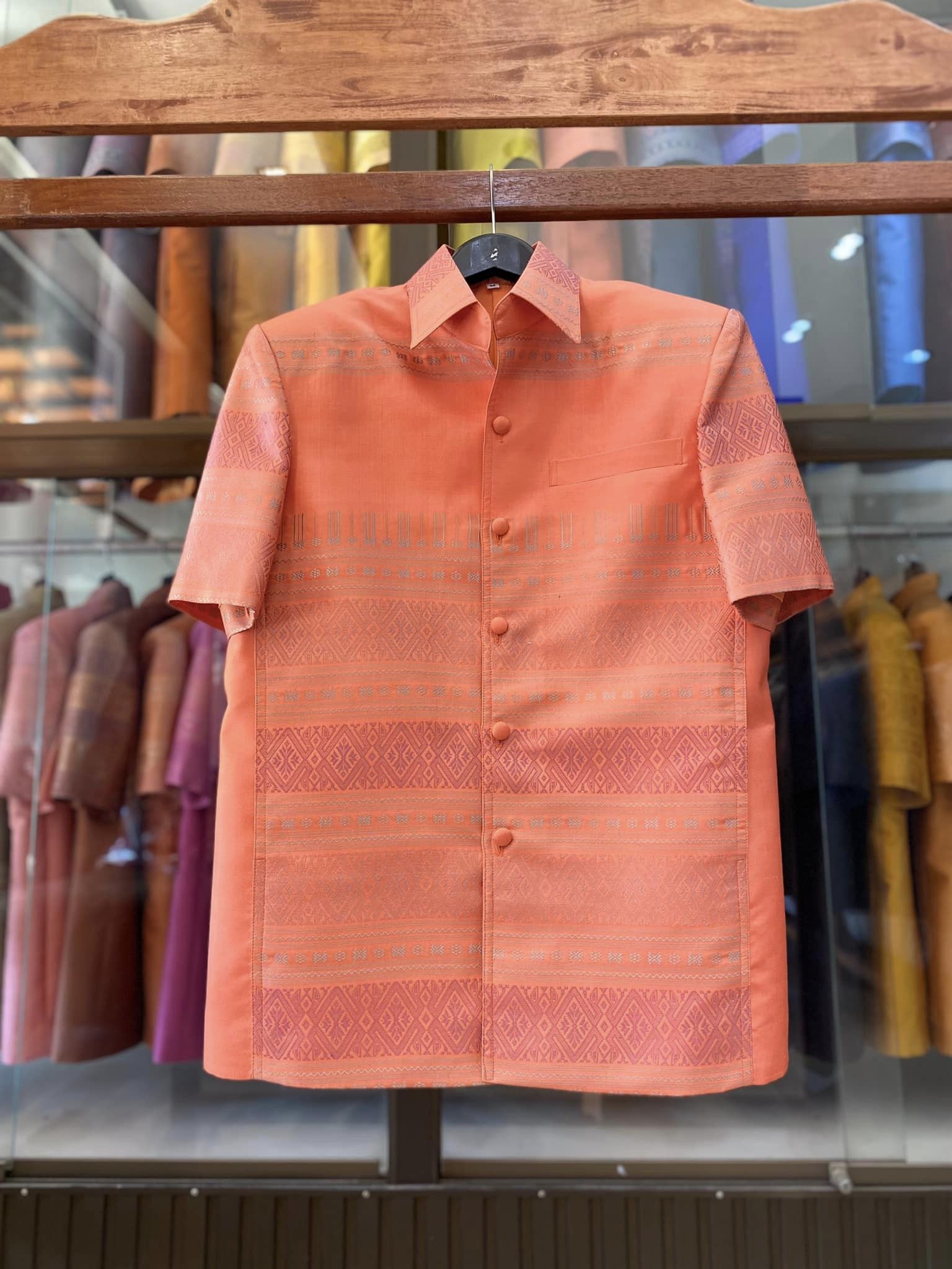เสื้อสูทไหมแพรวา แขนสั้น พื้นสีส้ม ไซส์ M รหัส DR-BM-12156609444
