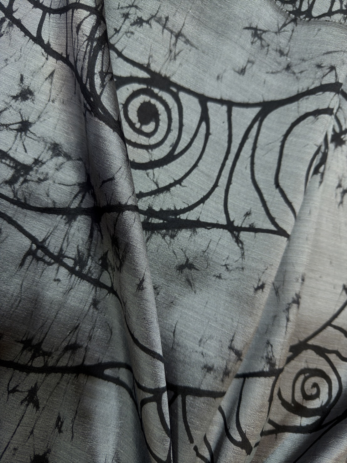 ผ้าไหมทอมือบาติก สีเทาเงิน ราคาต่อเมตร รหัส A11-Kaya-1204681