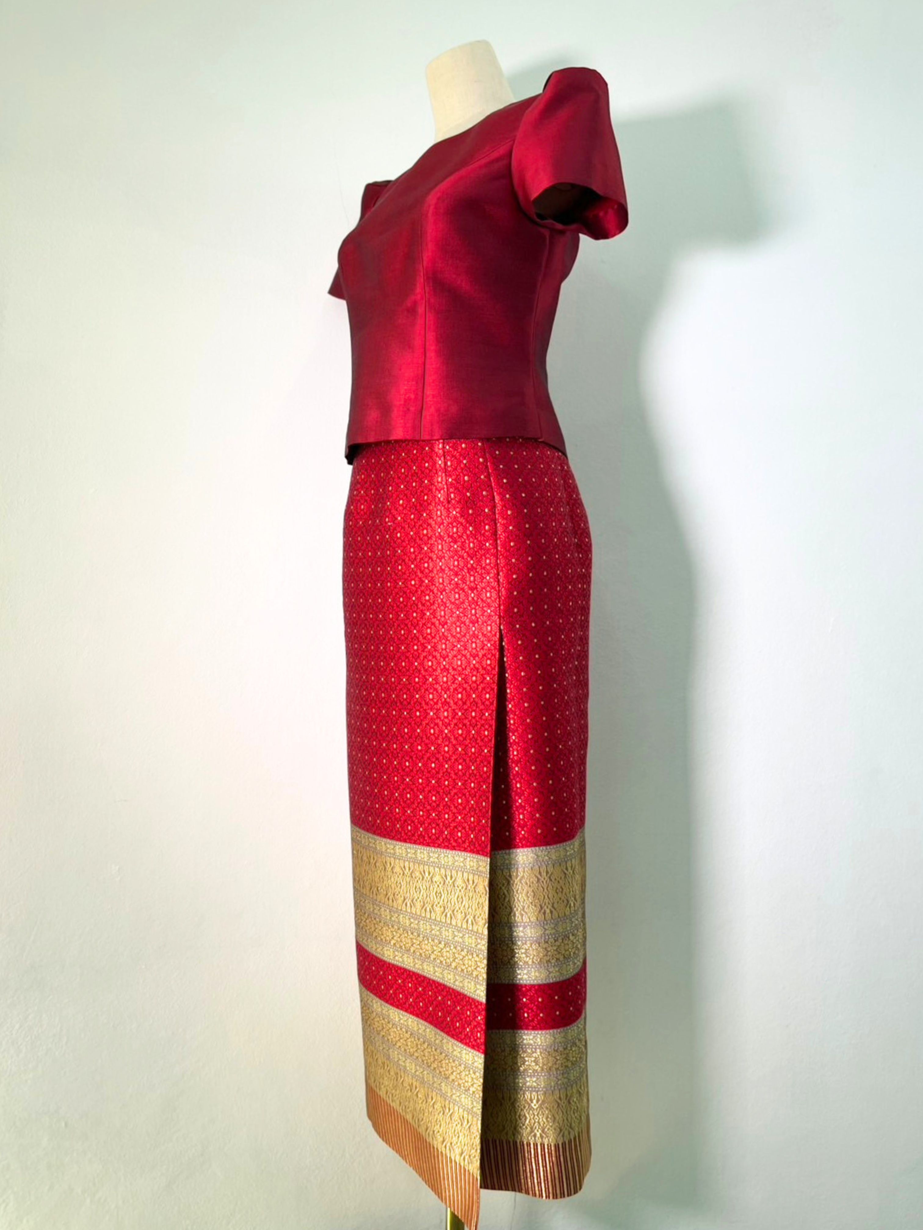 แบบตัดชุด แยกชิ้น เสื้อ+กระโปรง ผ้าไหมยกใหญ่ (ไม่รวมผ้า) chobmai x ARW รหัส CUT-ARW-110467