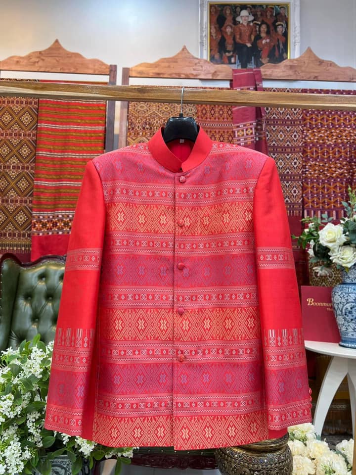 เสื้อสูทคอพระราชทาน แขนยาว ไหมแพรวา สีแดง รหัส DM-BM-1128678