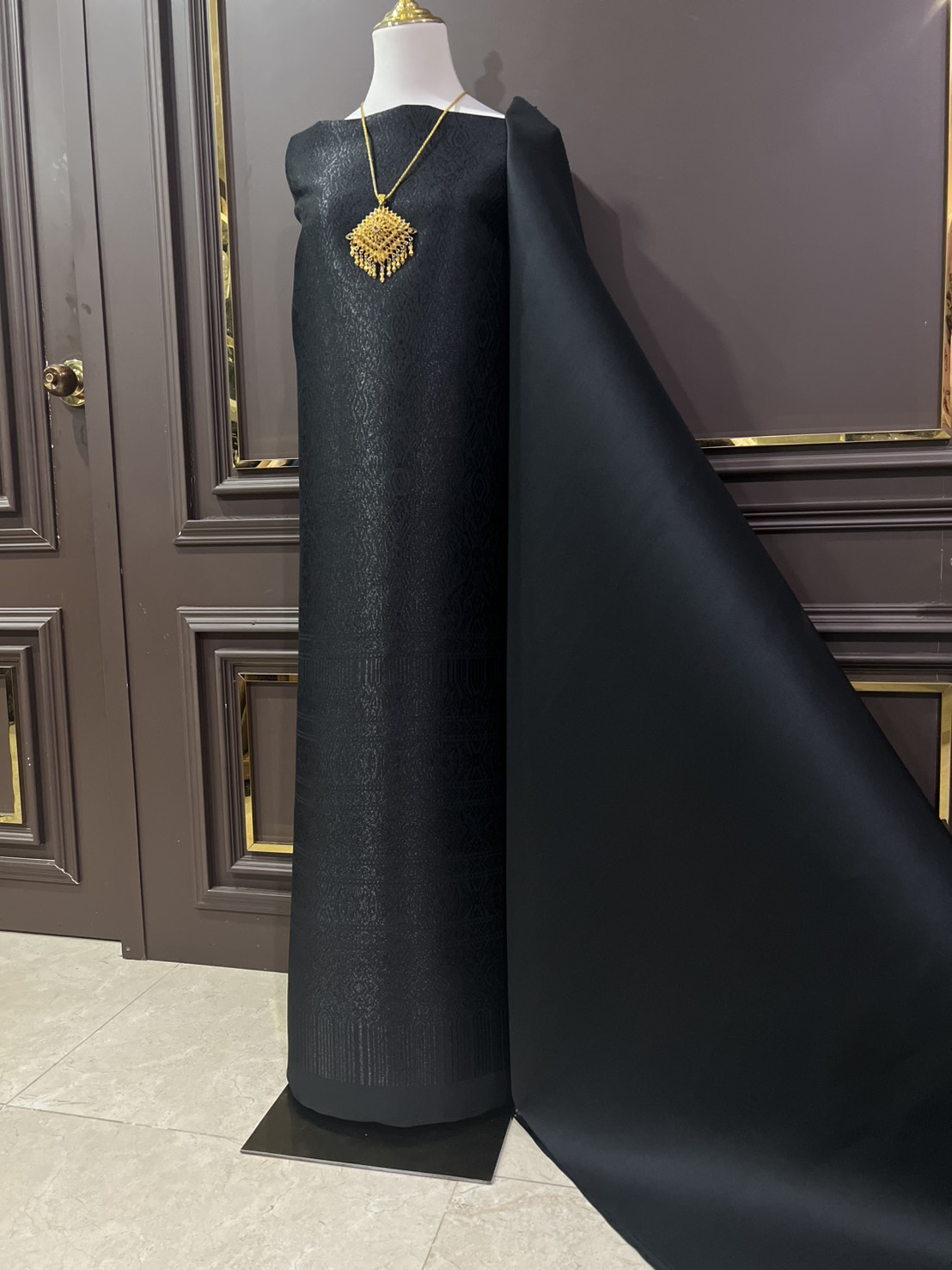 (ผ้าชุด)ผ้าไหมยกดอกลำพูน ยกดอกดิ้นดำ ขนาด 1.02x4.43เมตร ลายอินเดีย พื้นสีดำ รหัส N90-29-120668