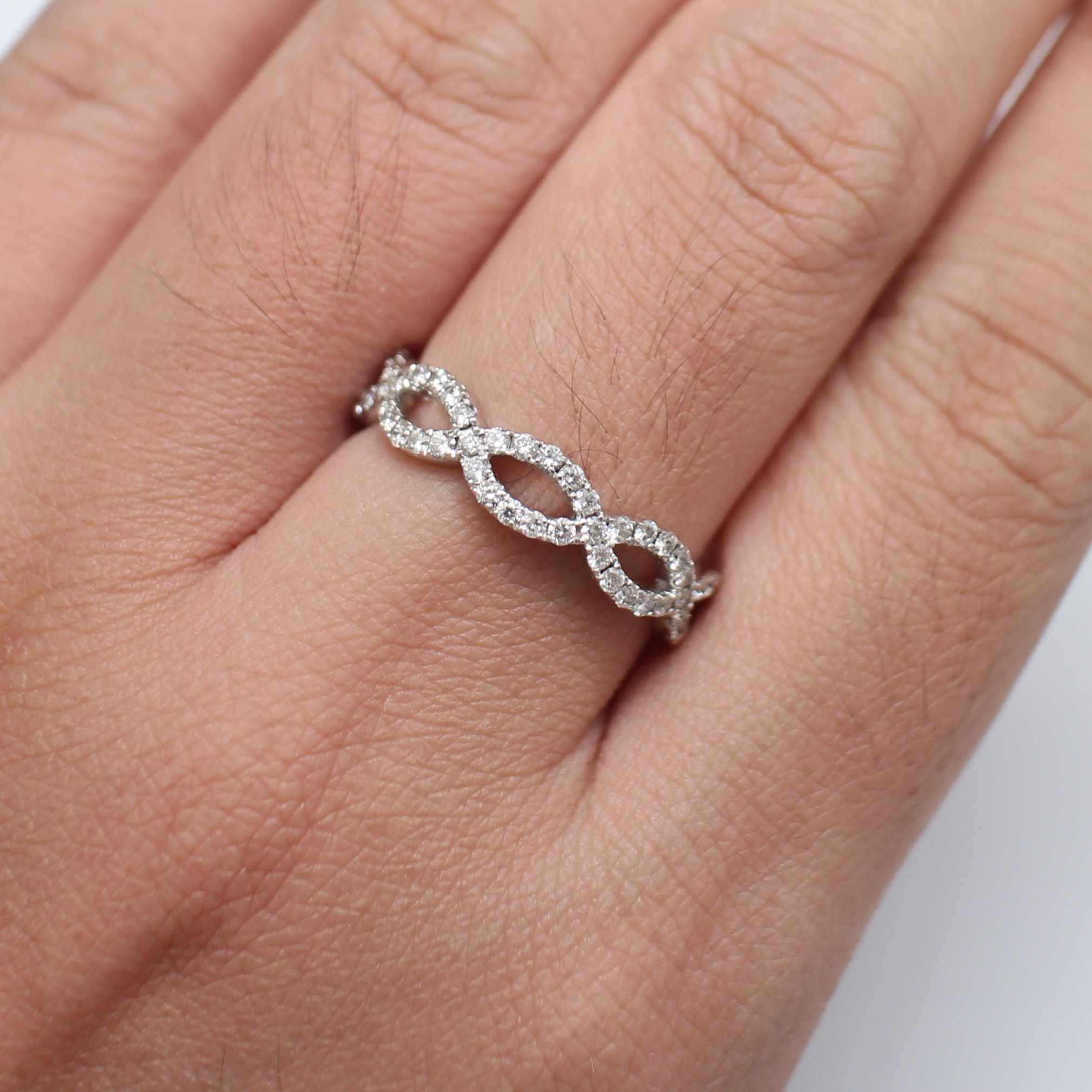 RG250150 แหวนเพชรอินฟินิตี้ เพชรแท้ 42 เม็ด 0.65 กะรัต ทองแท้ 18k นน.รวม 3.6 กรัม ขนาดแหวน 60